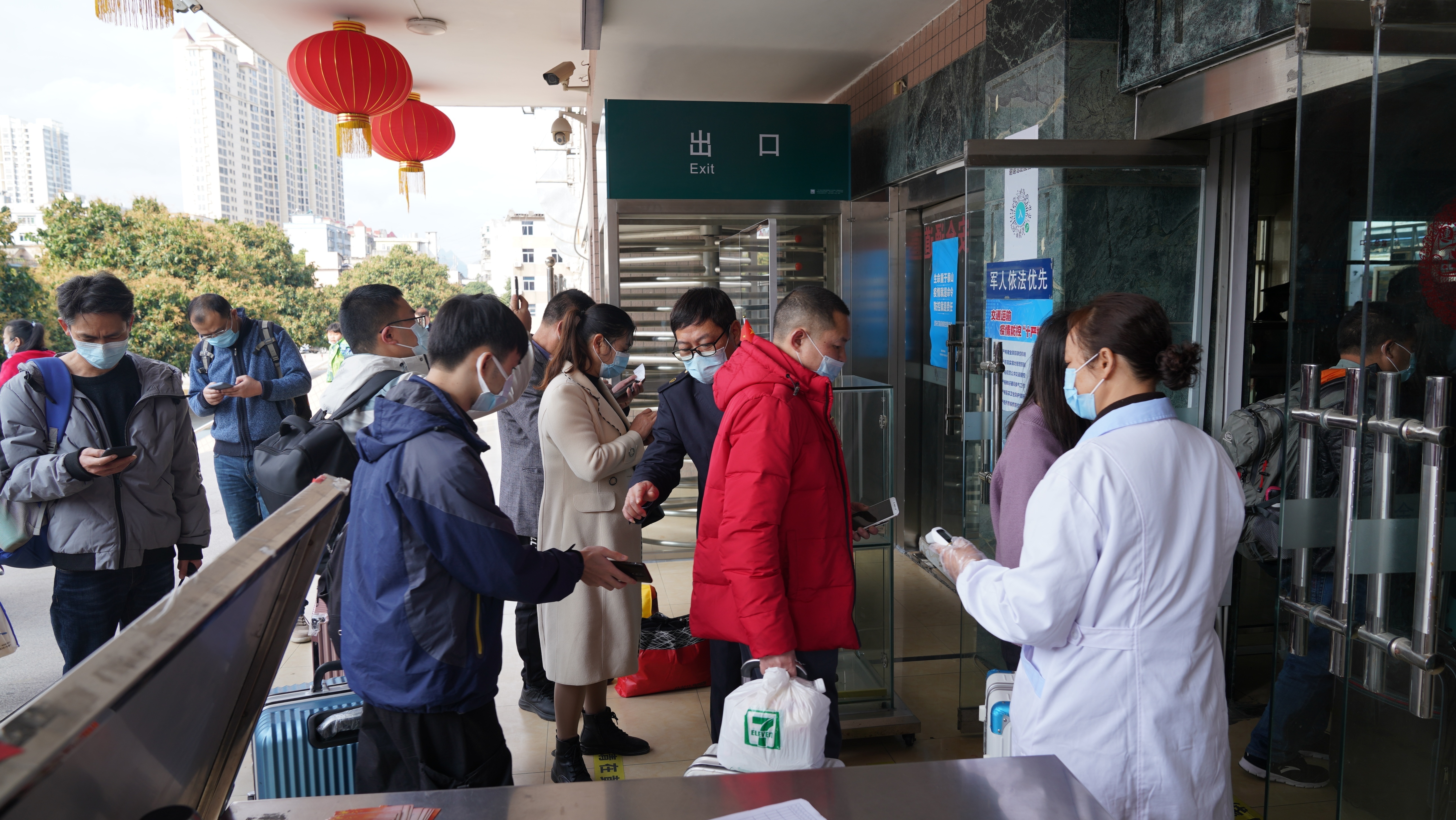 金城江车站进站口进行测温和查验通行码 兰炳侣摄.jpg?