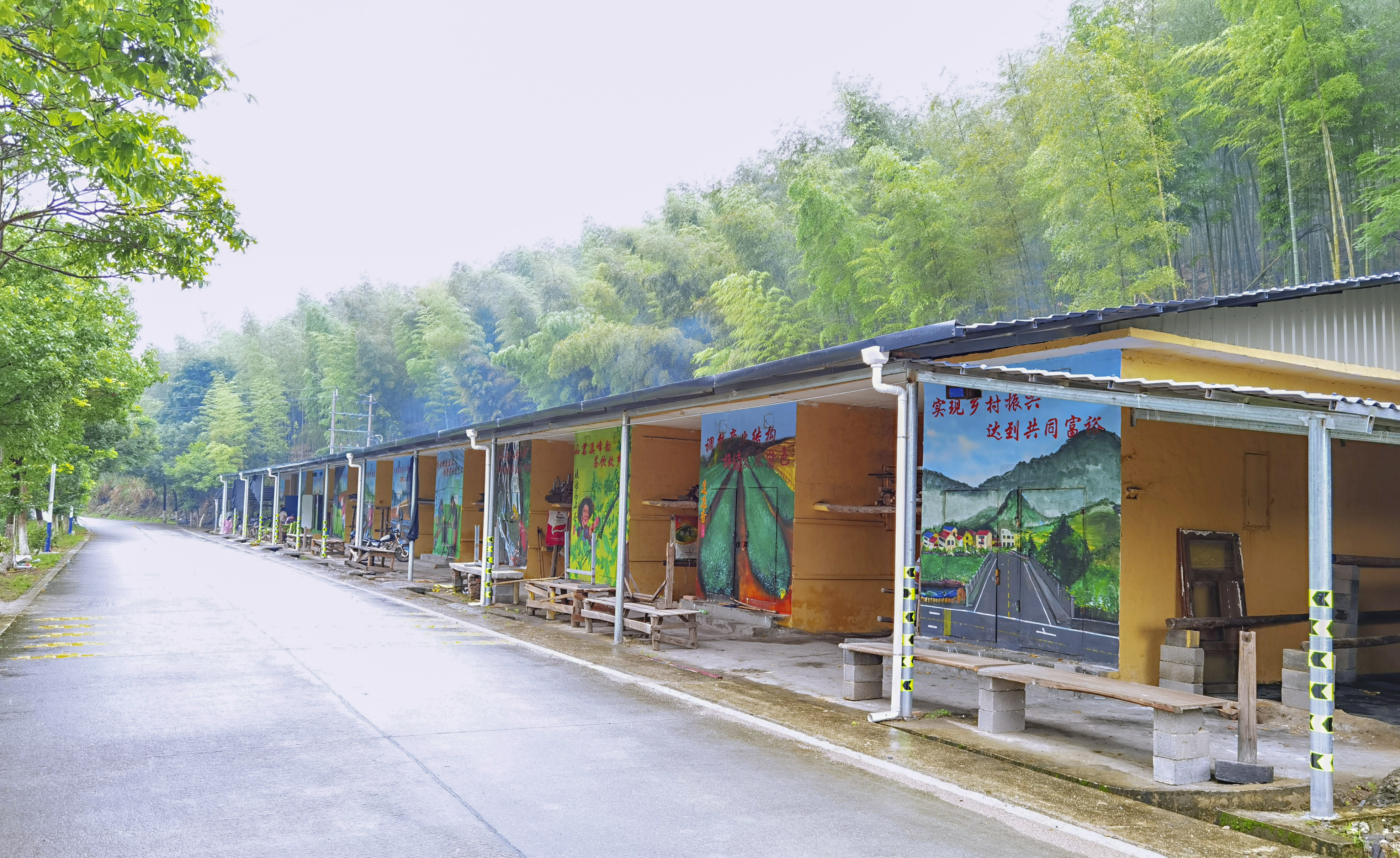 1635961582343394.jpg 彩绘上墙,烤烟房成靓丽风景线.jpg