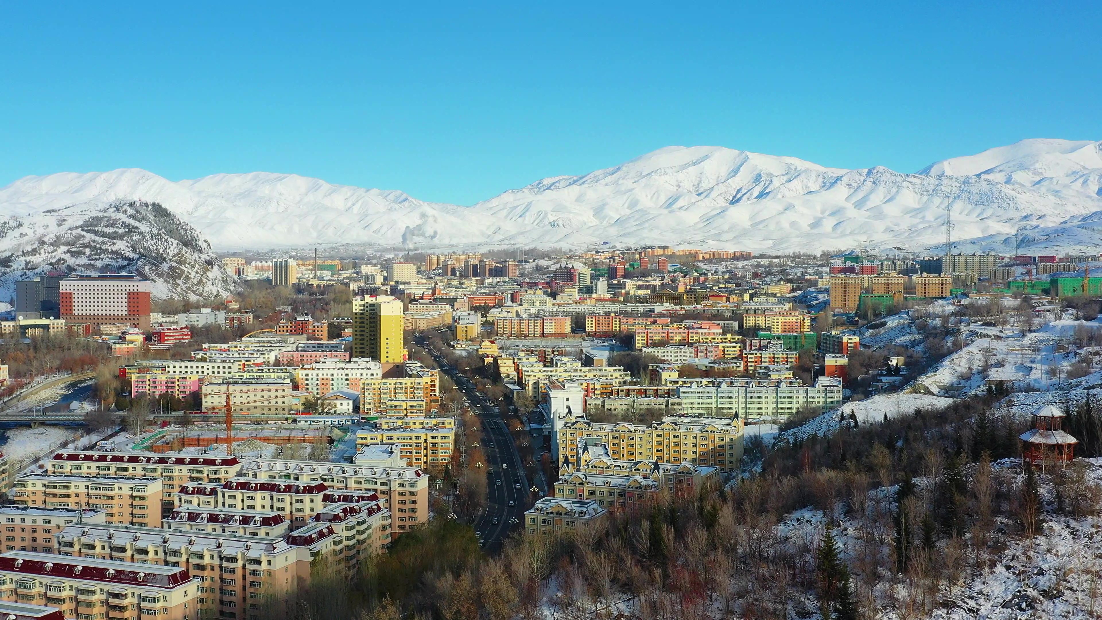 新疆阿勒泰市初雪降山城雪都好风光