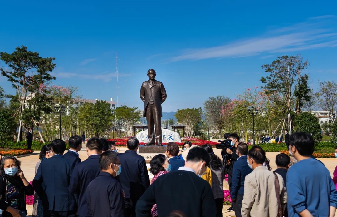 青年孙中山像在珠海中山公园落成