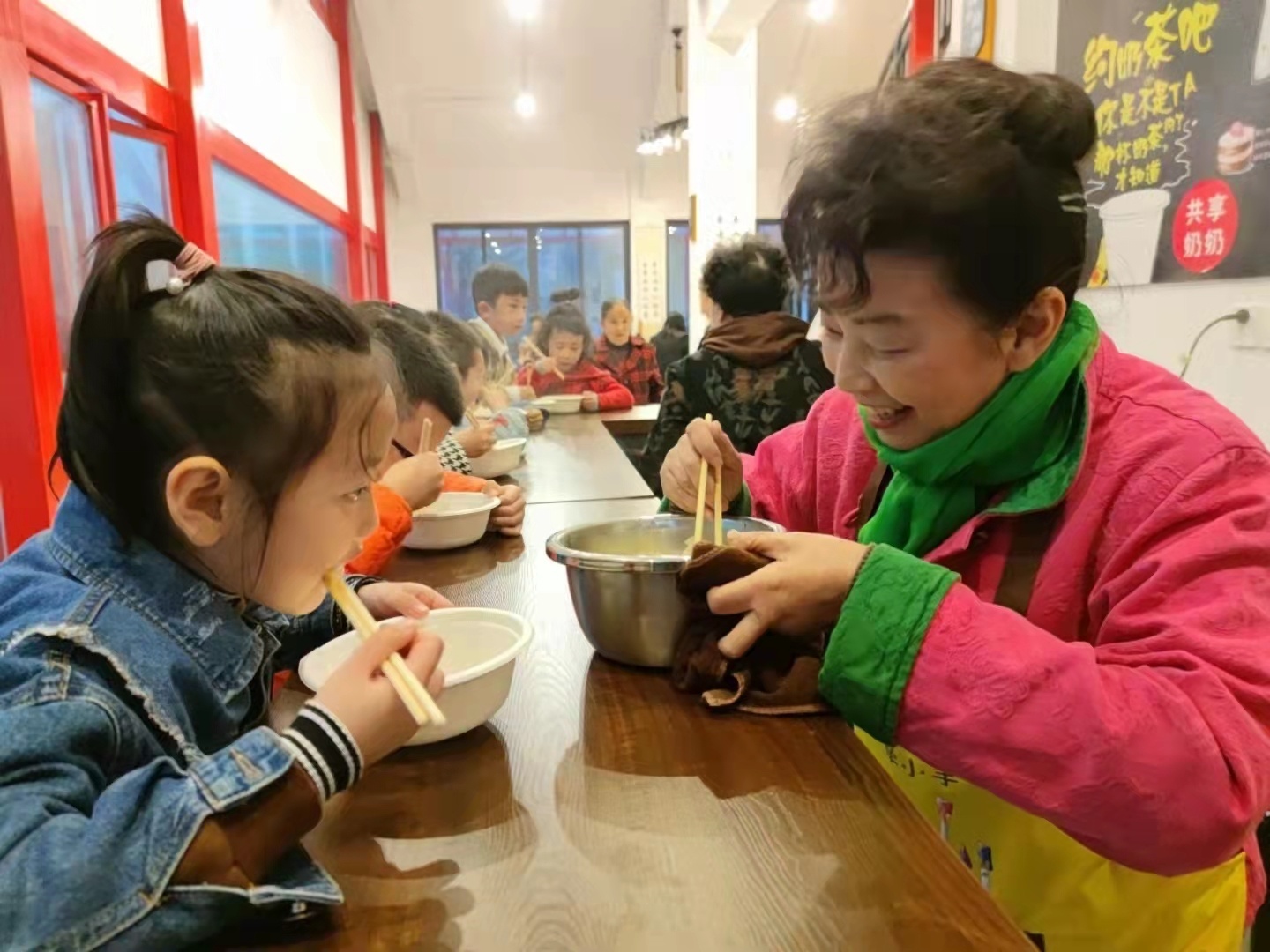 1637079774192844.jpg “共享奶奶”在冬至给孩子们包饺子.jpg