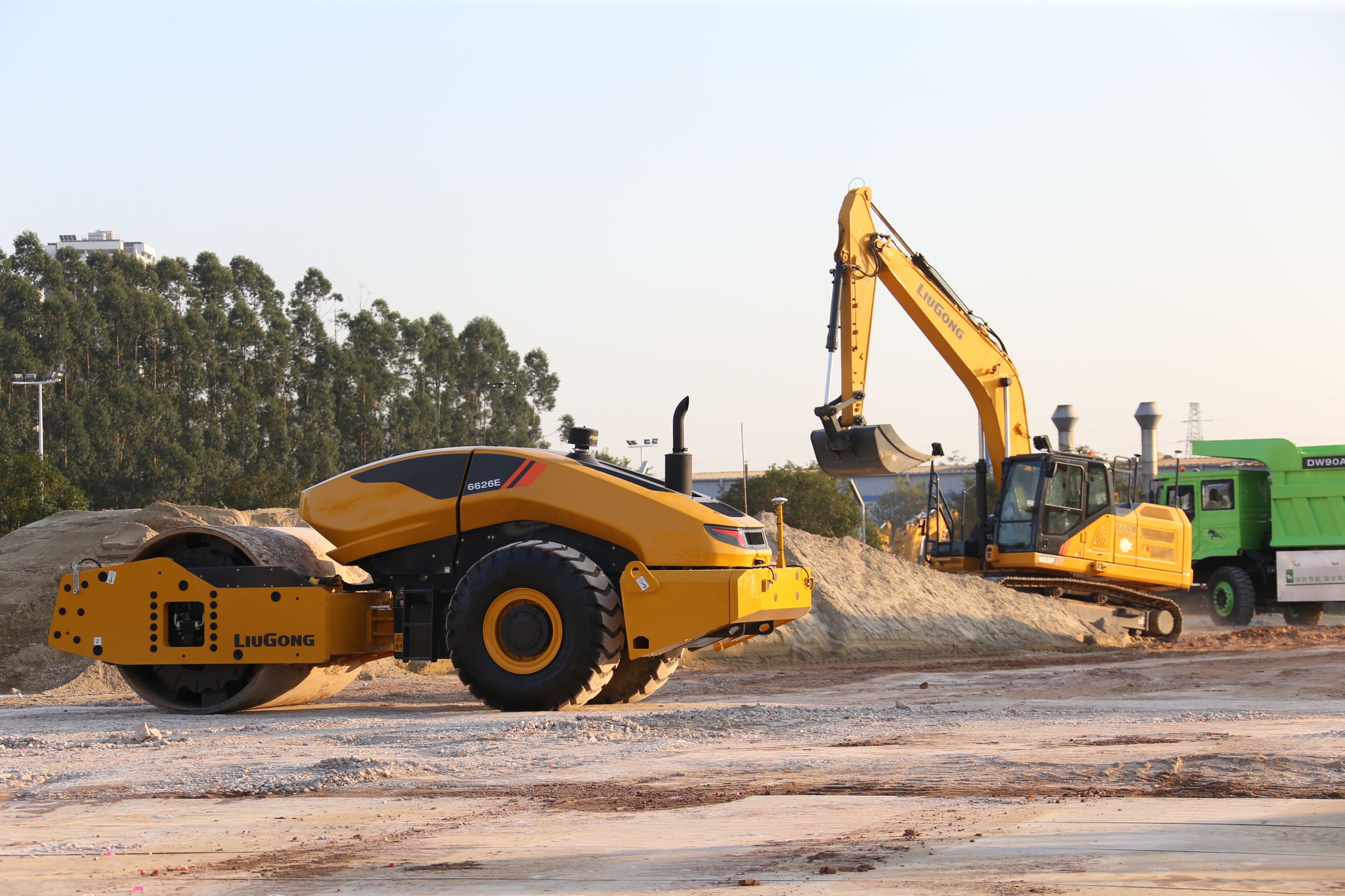 1637973403392164.jpg 柳工在全行业率先首发无人驾驶的挖掘机、装载机、压路机.jpg