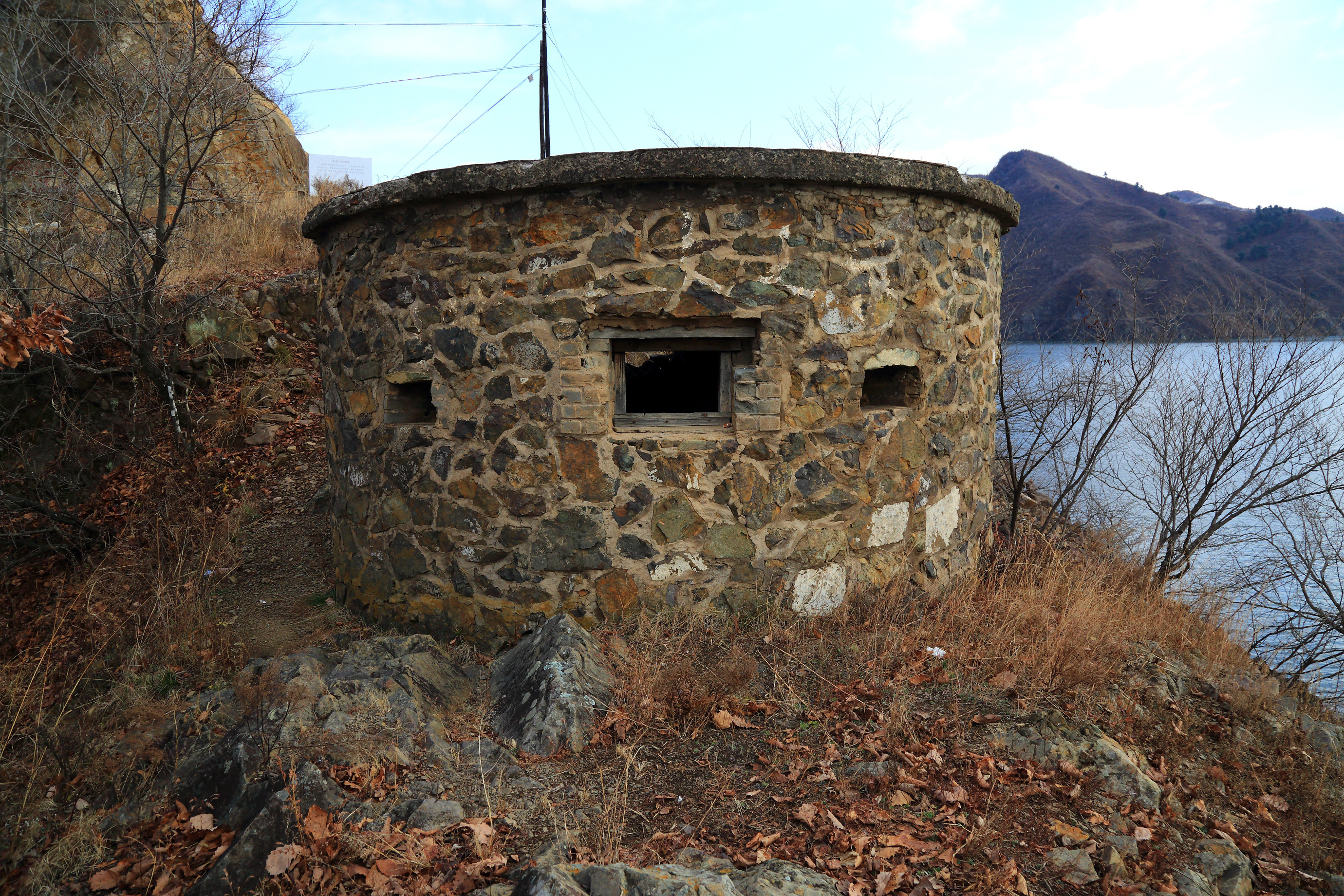 1639004252104030.jpg 1集安抗美援朝遗址——凉水乡海关村江岸碉堡(凉水乡海关村鸭绿江右岸山坡上)来源:市文联.jpg