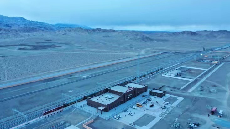 旅客列车抵达位于格库铁路新疆段最高海拔车站-依吞布拉克车站.