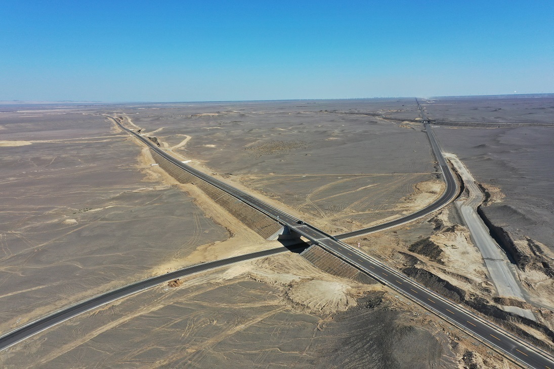 国道331线哈密伊吾县淖毛湖段正式通车.赵亚鑫 摄.jpg?