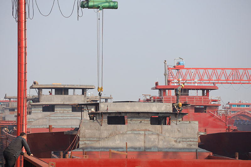 忙碌的造船基地。吴明江摄.jpg