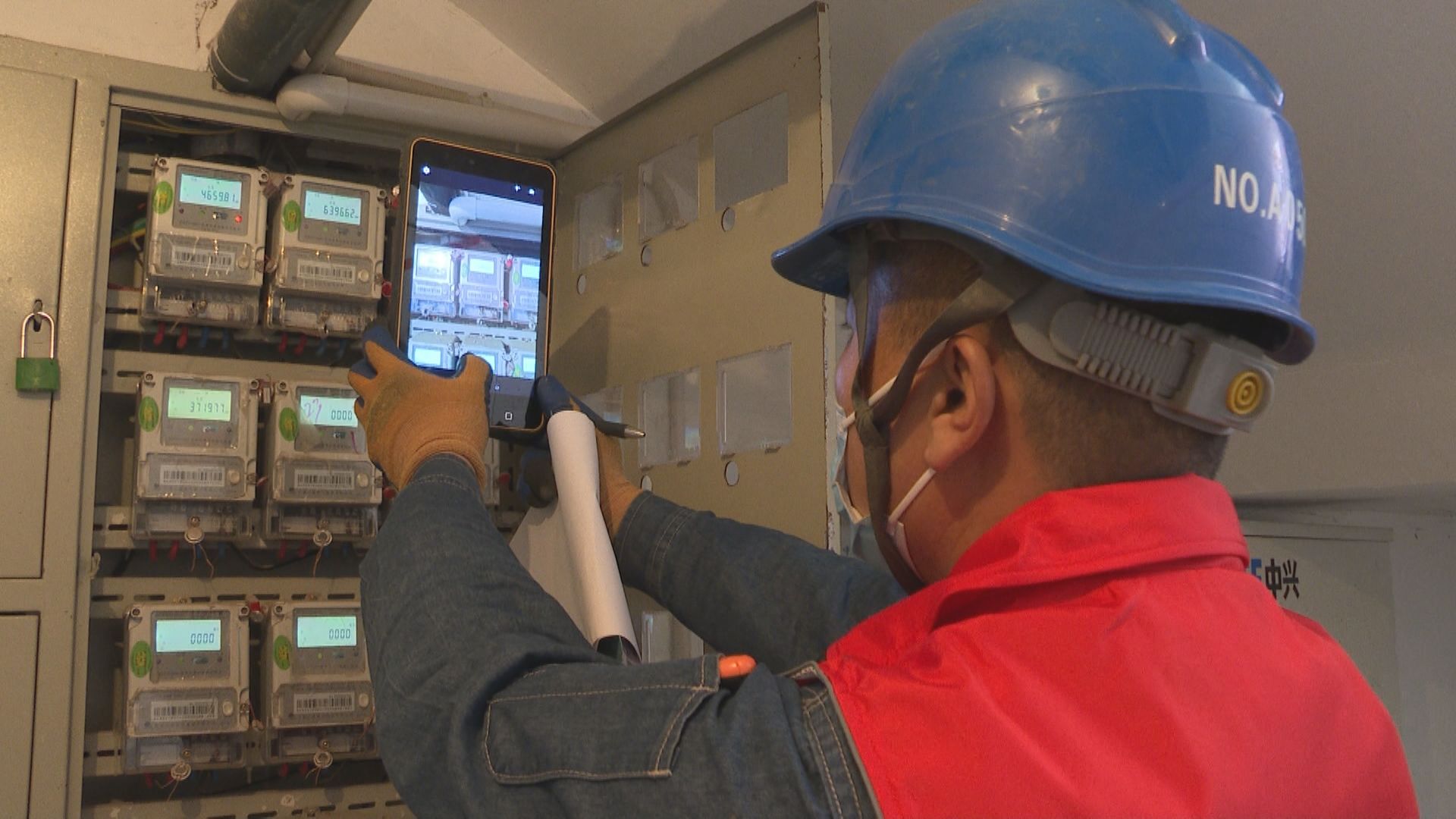 国网宁夏中宁县供电公司更换新版智能电表让居民用电更方便