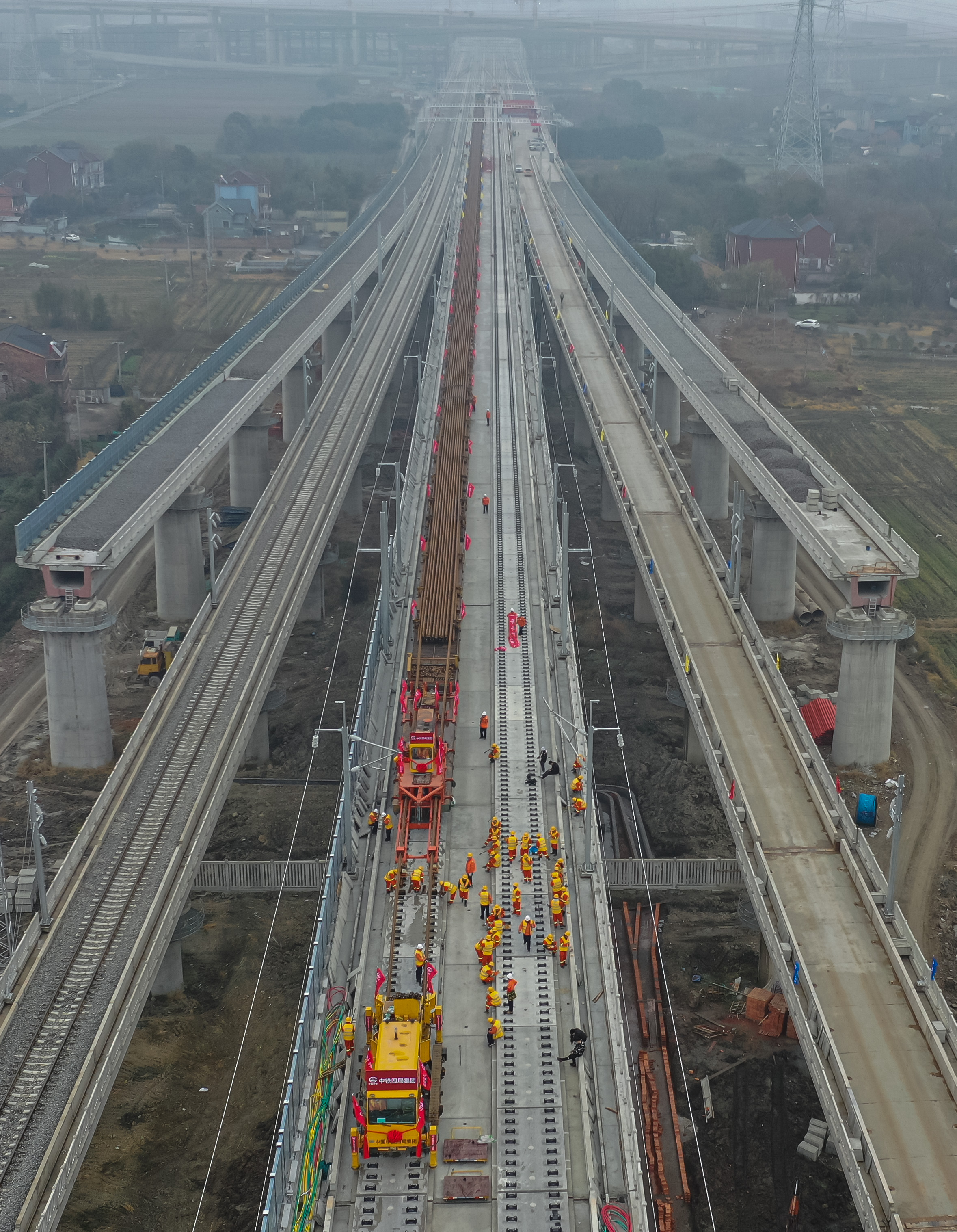 1639734661507961.jpg 长钢轨铺轨机组全景 马立摄.JPG