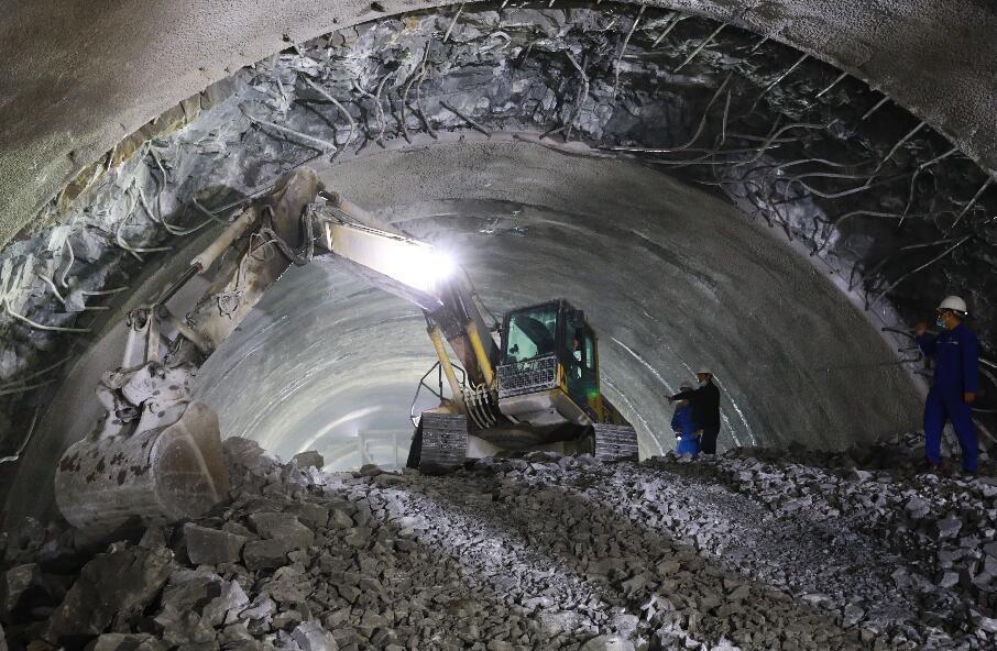 挖掘机清理隧道爆破后的石渣（莫小斌 摄）.jpg