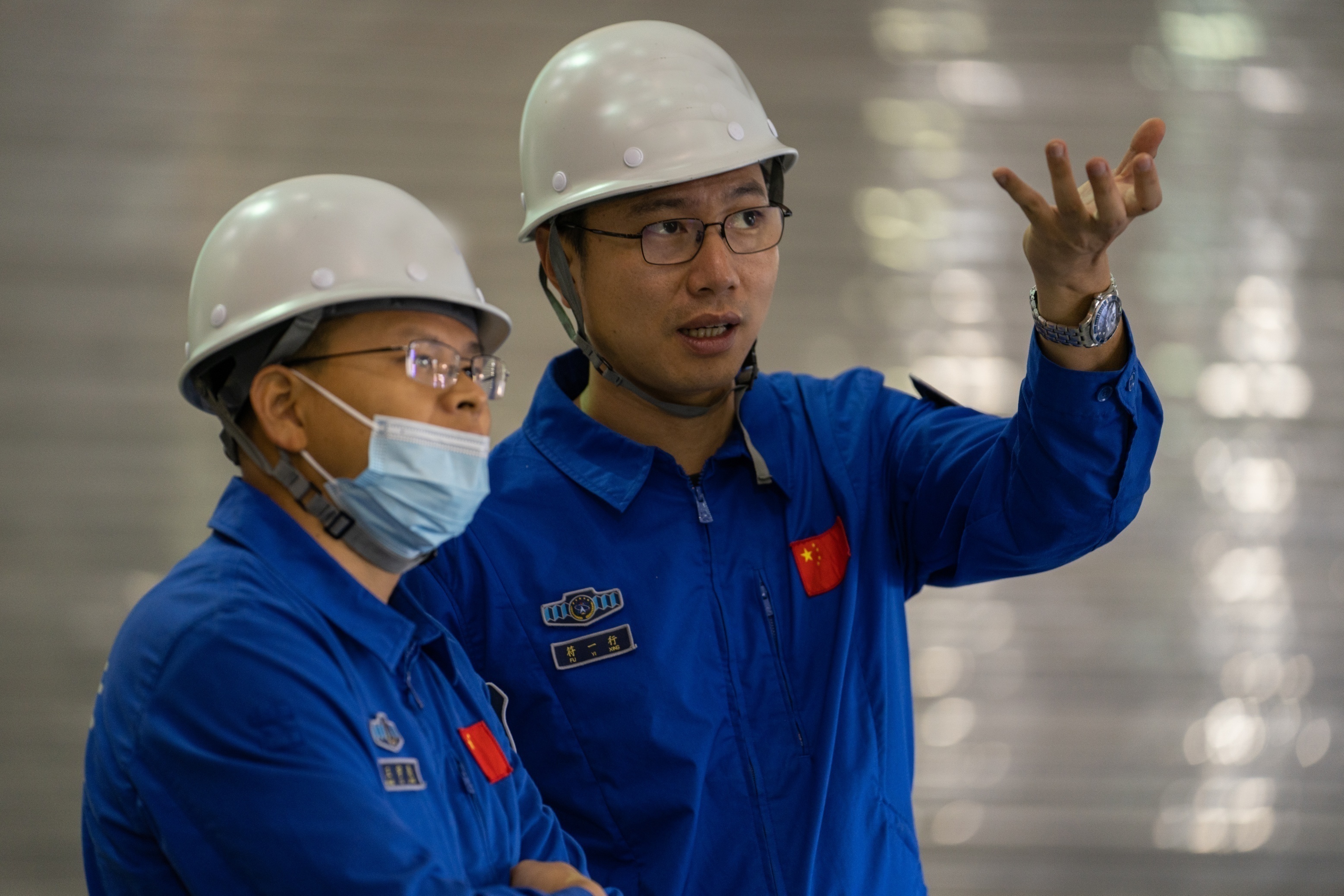 符一行（右）和同事在厂房讨论.jpg