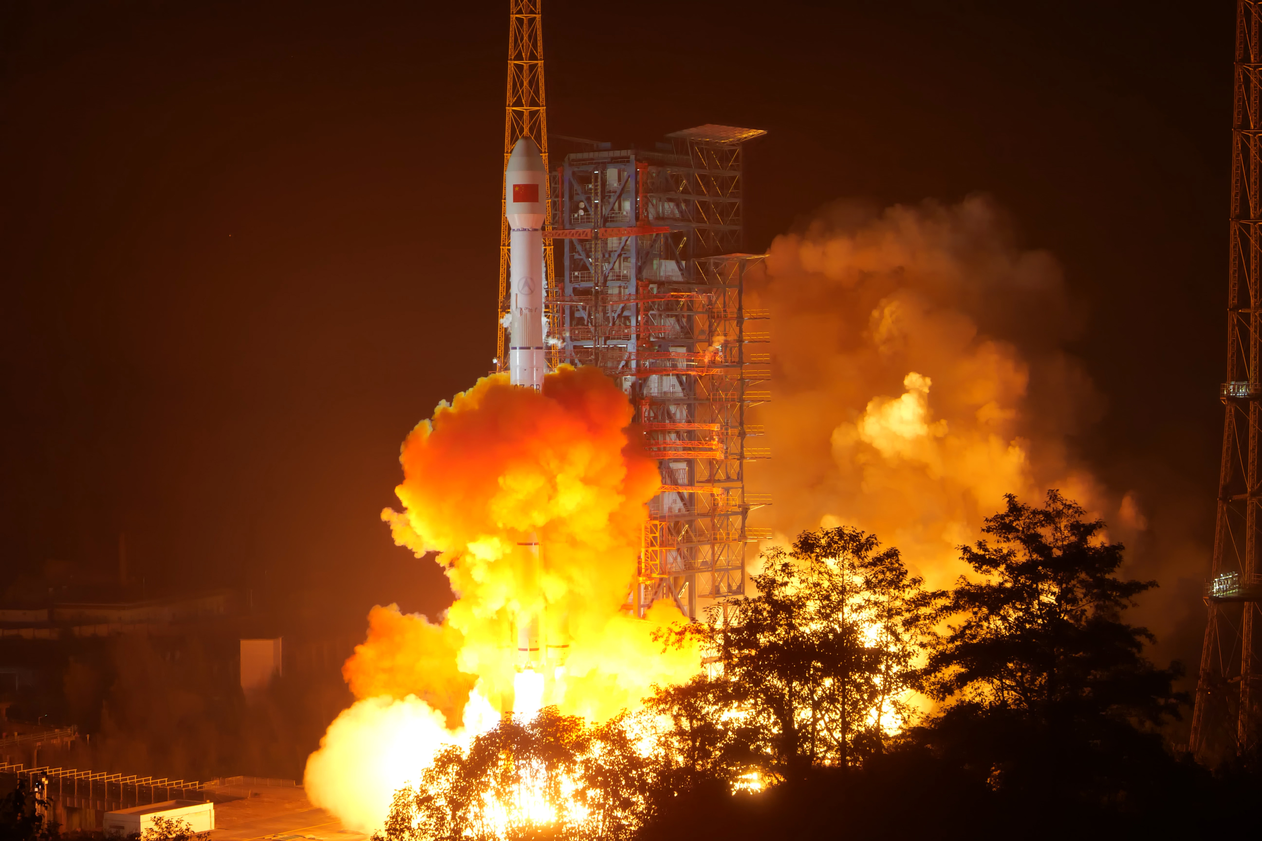 我国在西昌卫星发射中心用长征三号乙运载火箭,成功将通信技术试验
