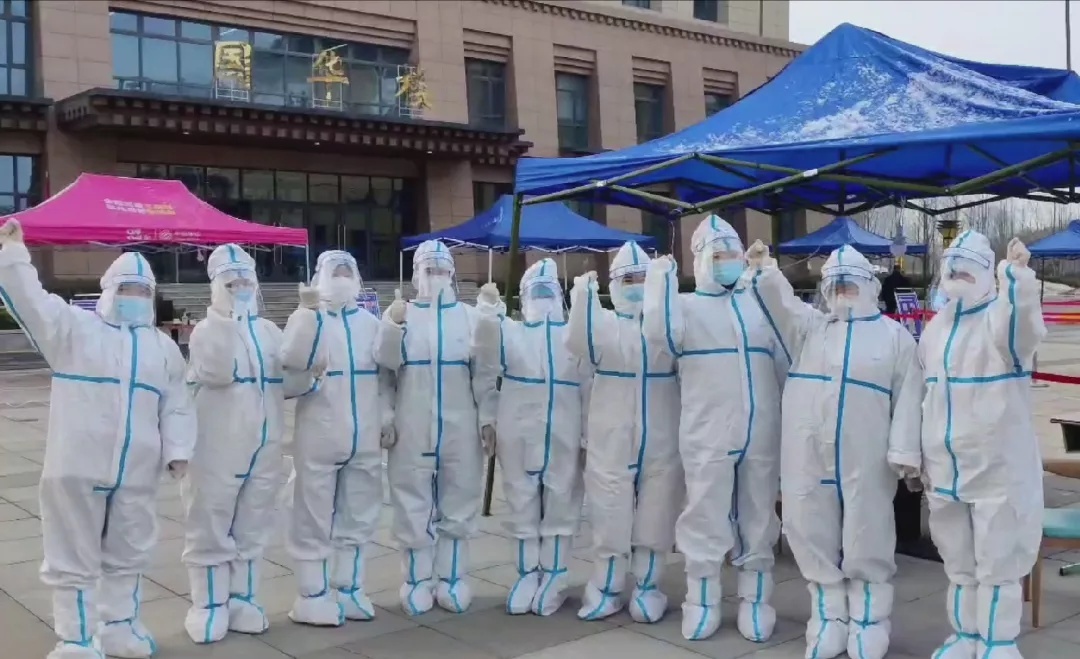 1642303374314115.png 2、医务工作者在抗疫一线.png