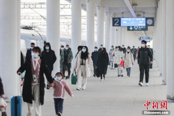 资料图：旅客在江苏连云港市赣榆火车站进站乘车。中新社发司伟摄 图片来源：CNSPHOTO
