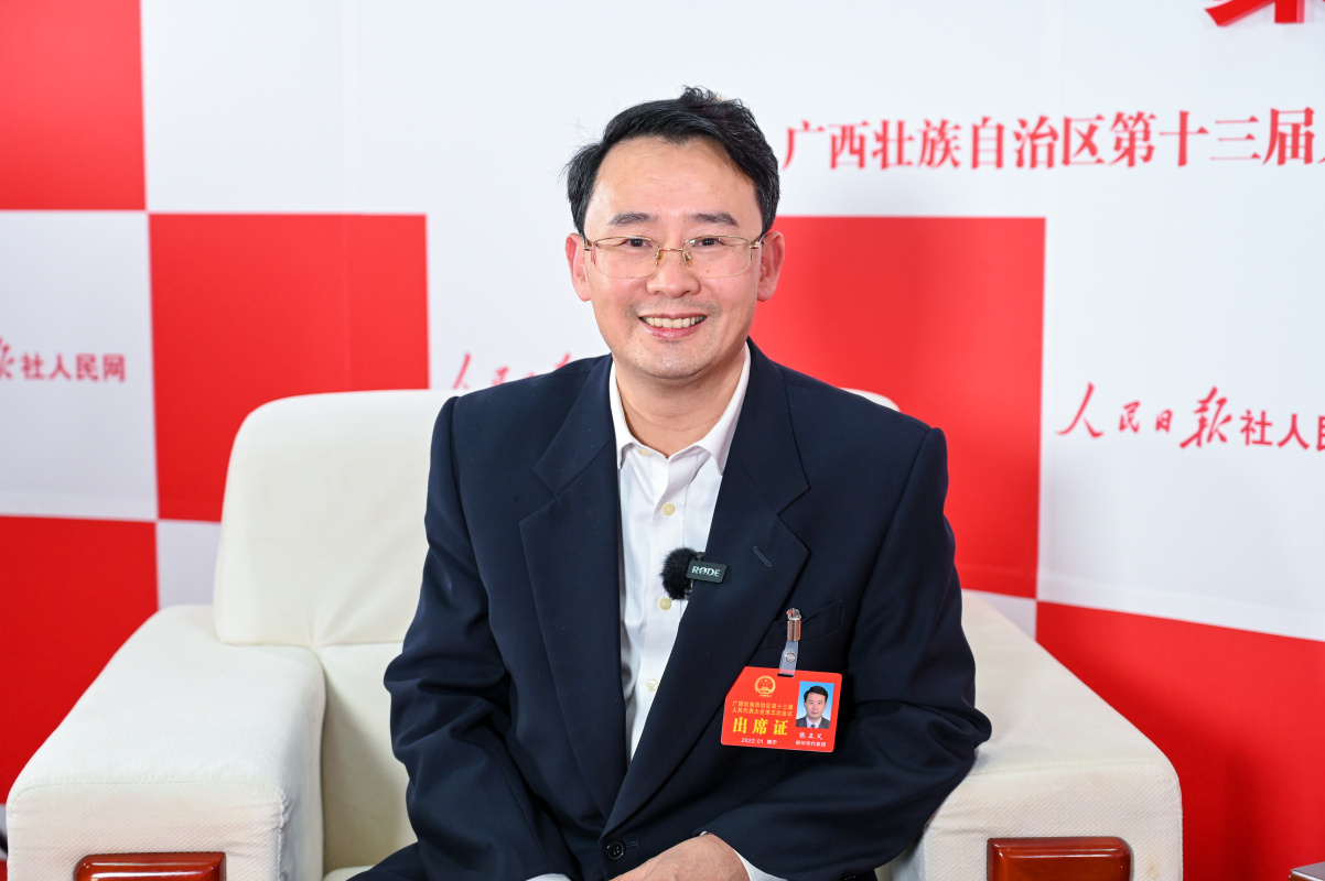 【1】广西人大代表、广西科技大学党委副书记张正义接受专访。严立政摄.jpg
