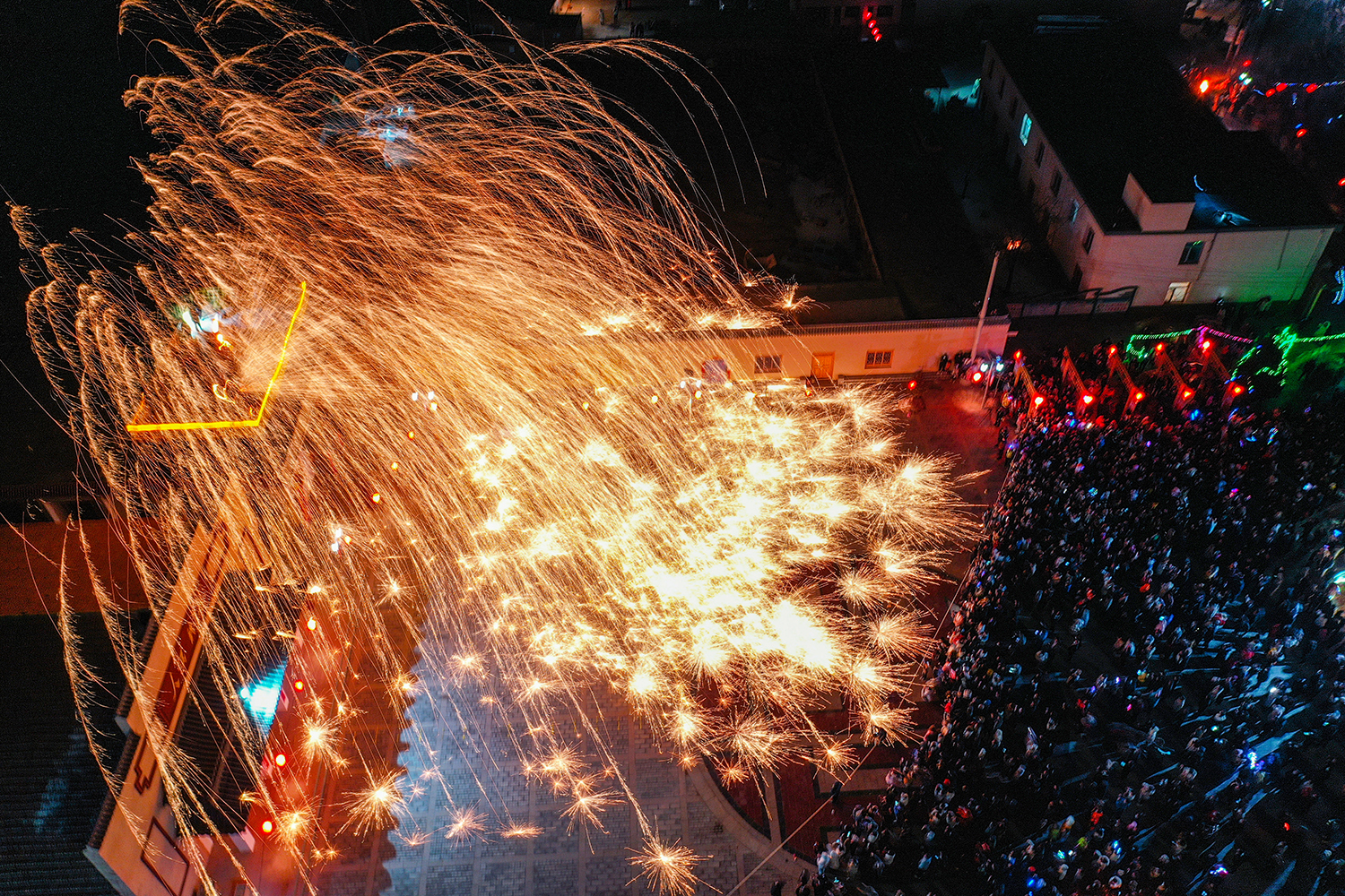 图集甘肃景泰铁花烟花交相辉映芦阳古城绽放新姿