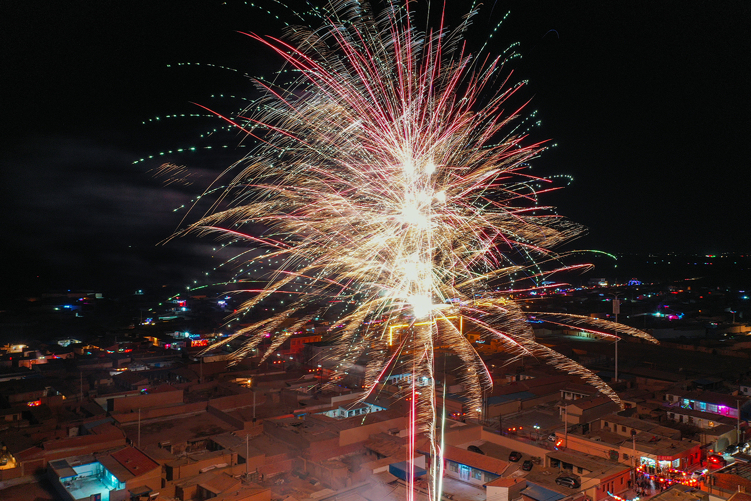 图集甘肃景泰铁花烟花交相辉映芦阳古城绽放新姿