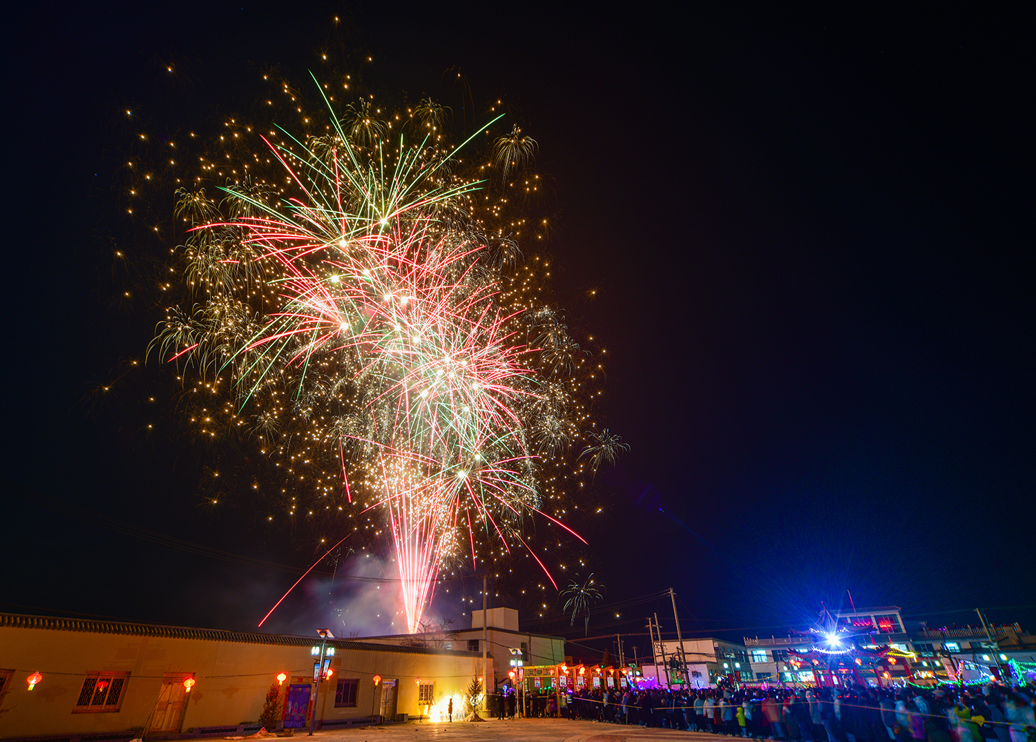 图集甘肃景泰铁花烟花交相辉映芦阳古城绽放新姿