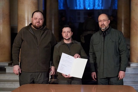 泽连斯基签署乌克兰申请加入欧盟文件