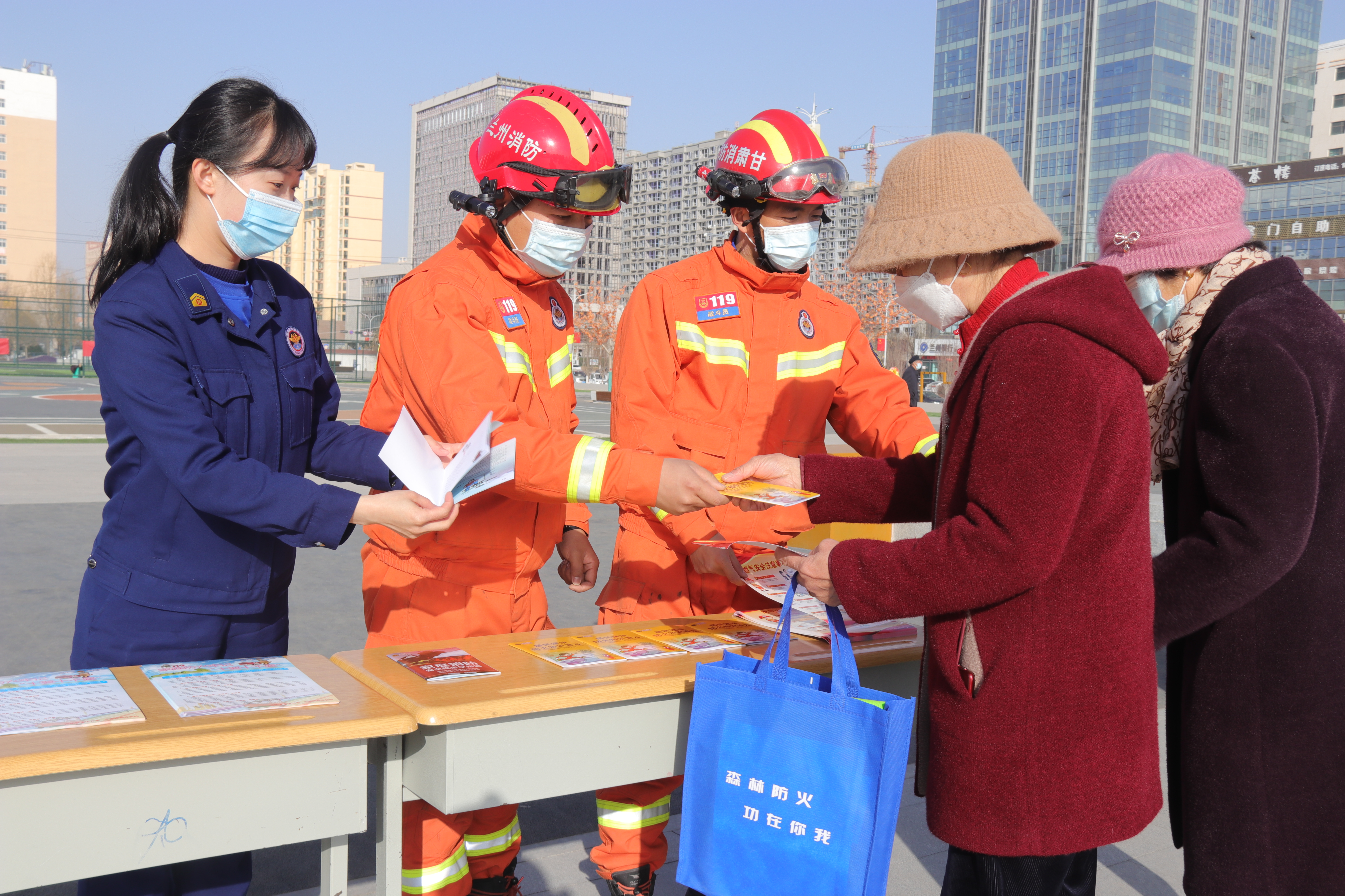 6.以“学雷锋志愿服务活动”为契机，消防救援人员为市民群众发放宣传彩页。.jpg