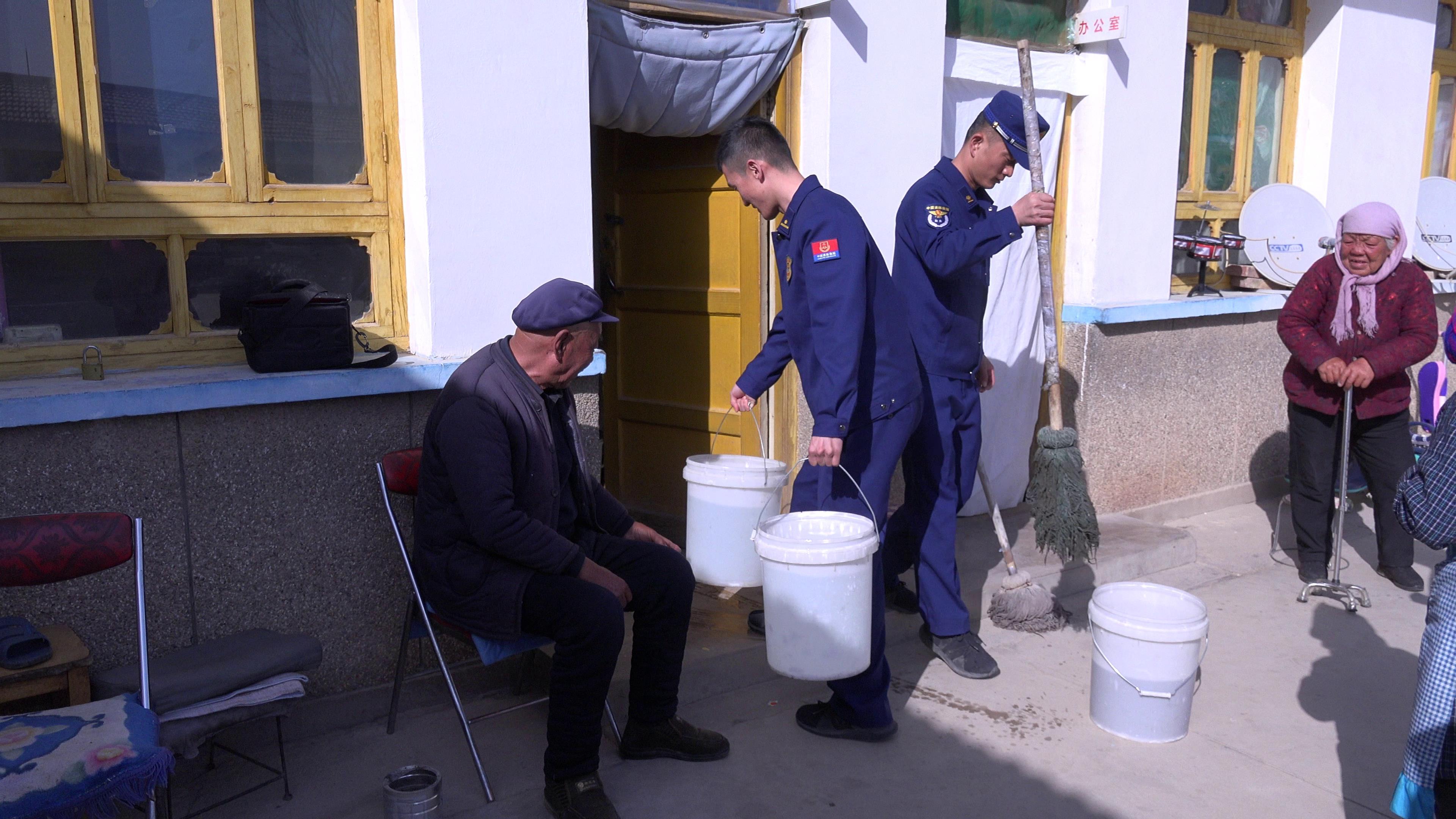 10.消防救援人员走进留守老人家中帮助清扫卫生.jpg