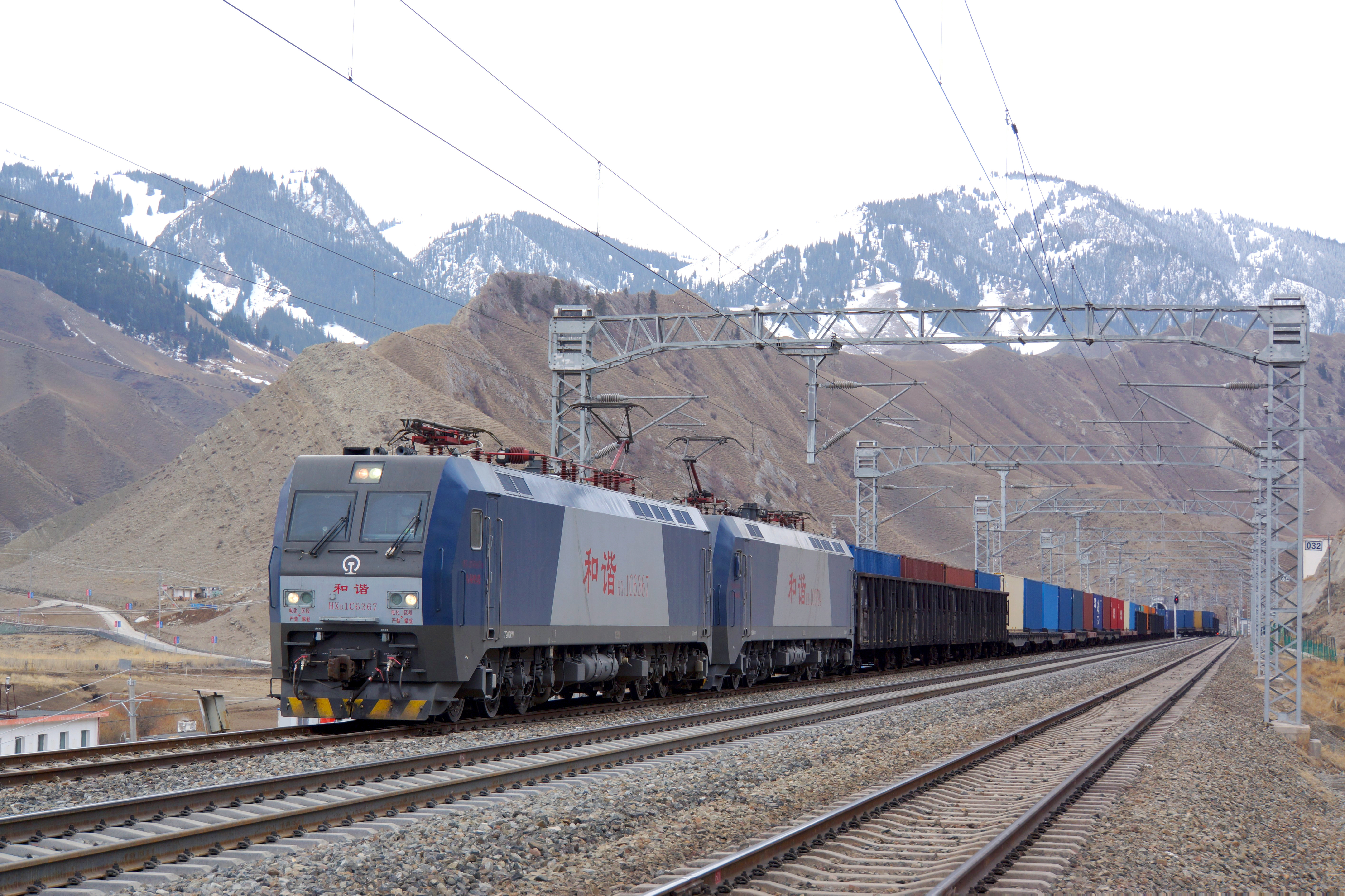 打造向西开放新高地霍尔果斯铁路口岸开行中欧班列六周年