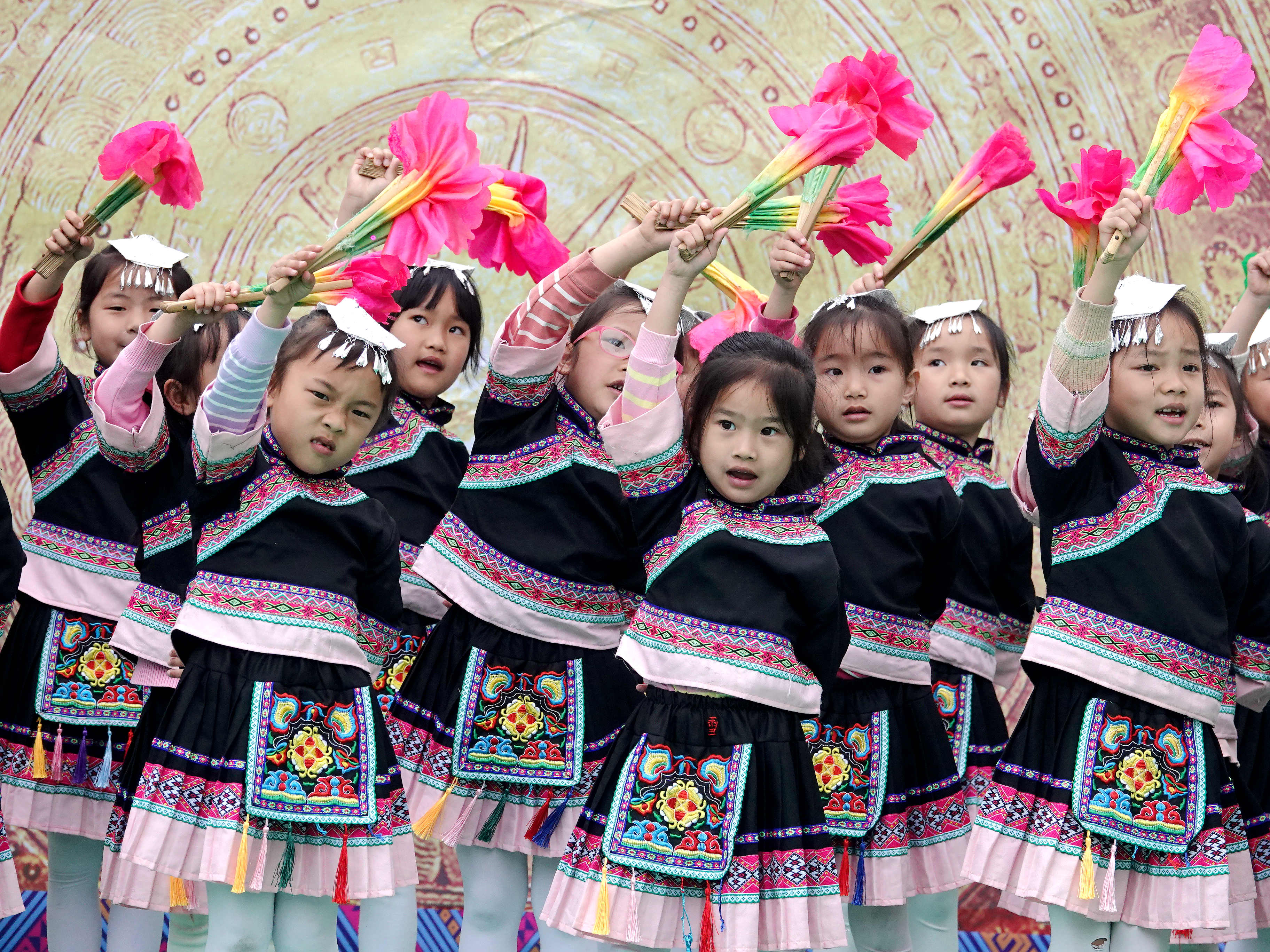 广西河池壮族三月三萌娃乐翻天