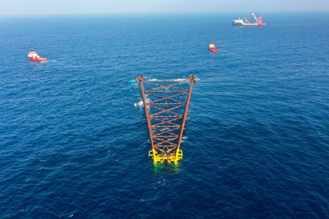 亚洲第一！深水导管架“海基一号”海上安装就位