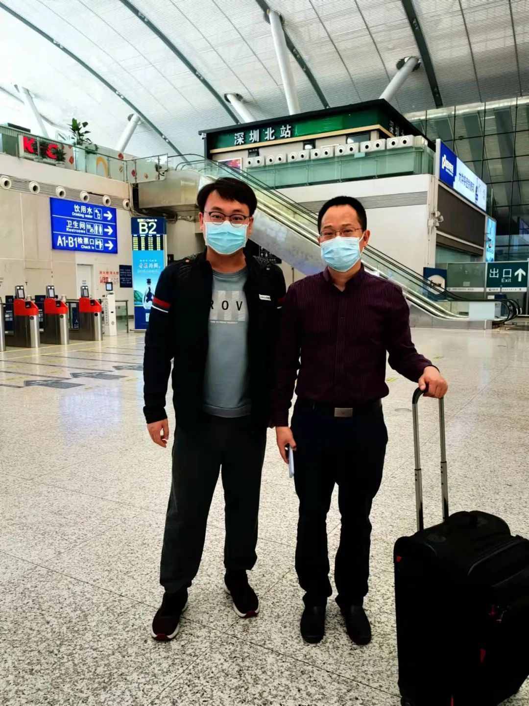 深圳市儿童医院耳鼻喉科副主任、主任医师潘宏光（右）与同事严尚从深圳出发赴泉州。受访者供图