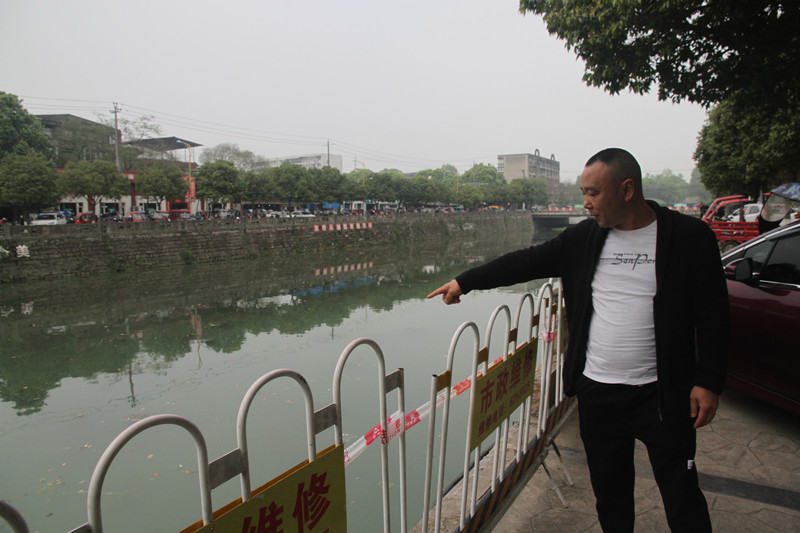 1649827595952571.jpg 图一、王明红介绍救人经过_副本.jpg