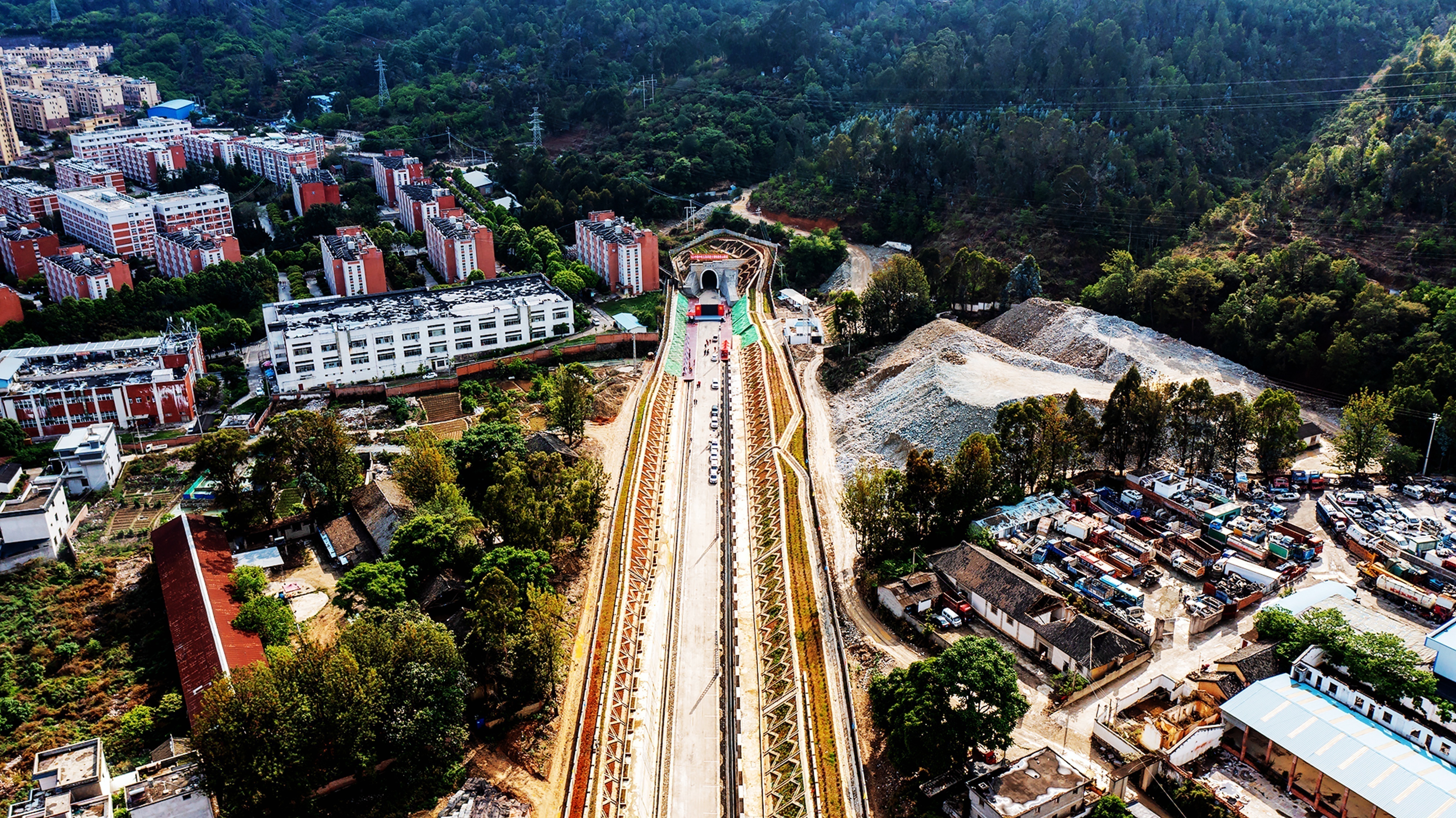 全长16公里中缅国际大通道大瑞铁路保山隧道贯通