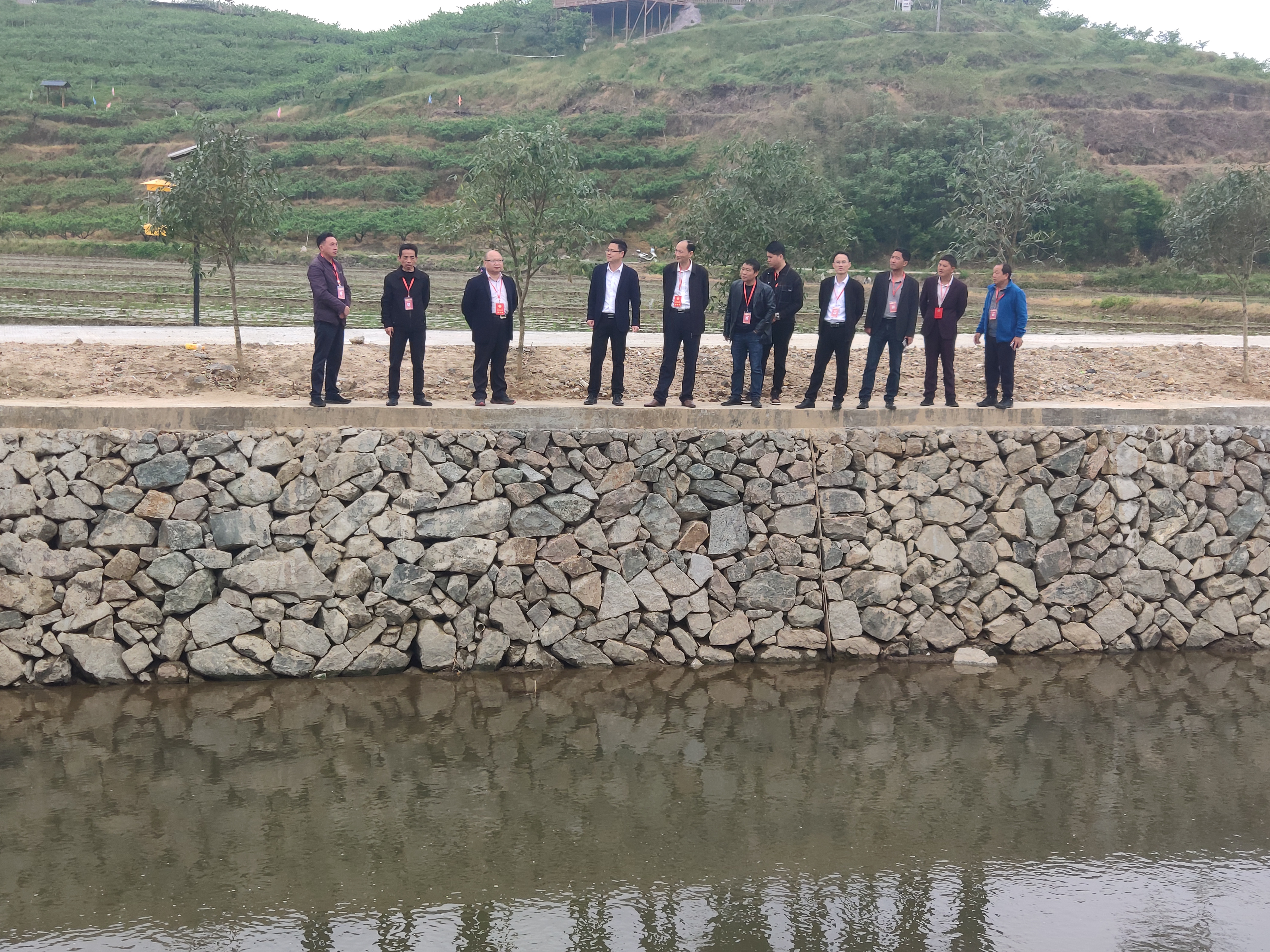 1650943950277589.jpg 委员河长与相关部门巡河.jpg
