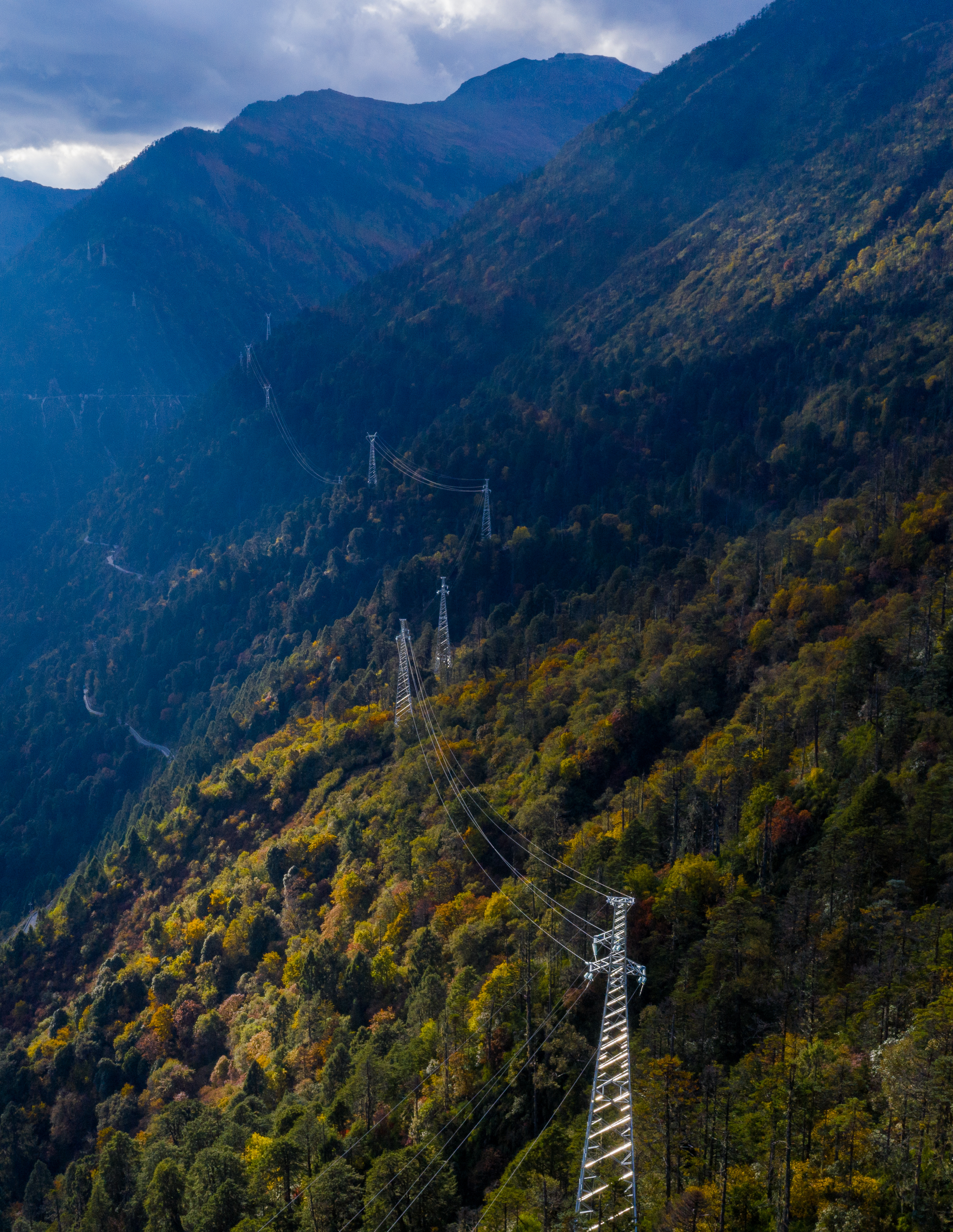 独龙江乡35千伏联网工程将独龙江乡孤电网和主网相连。张强 摄.JPG