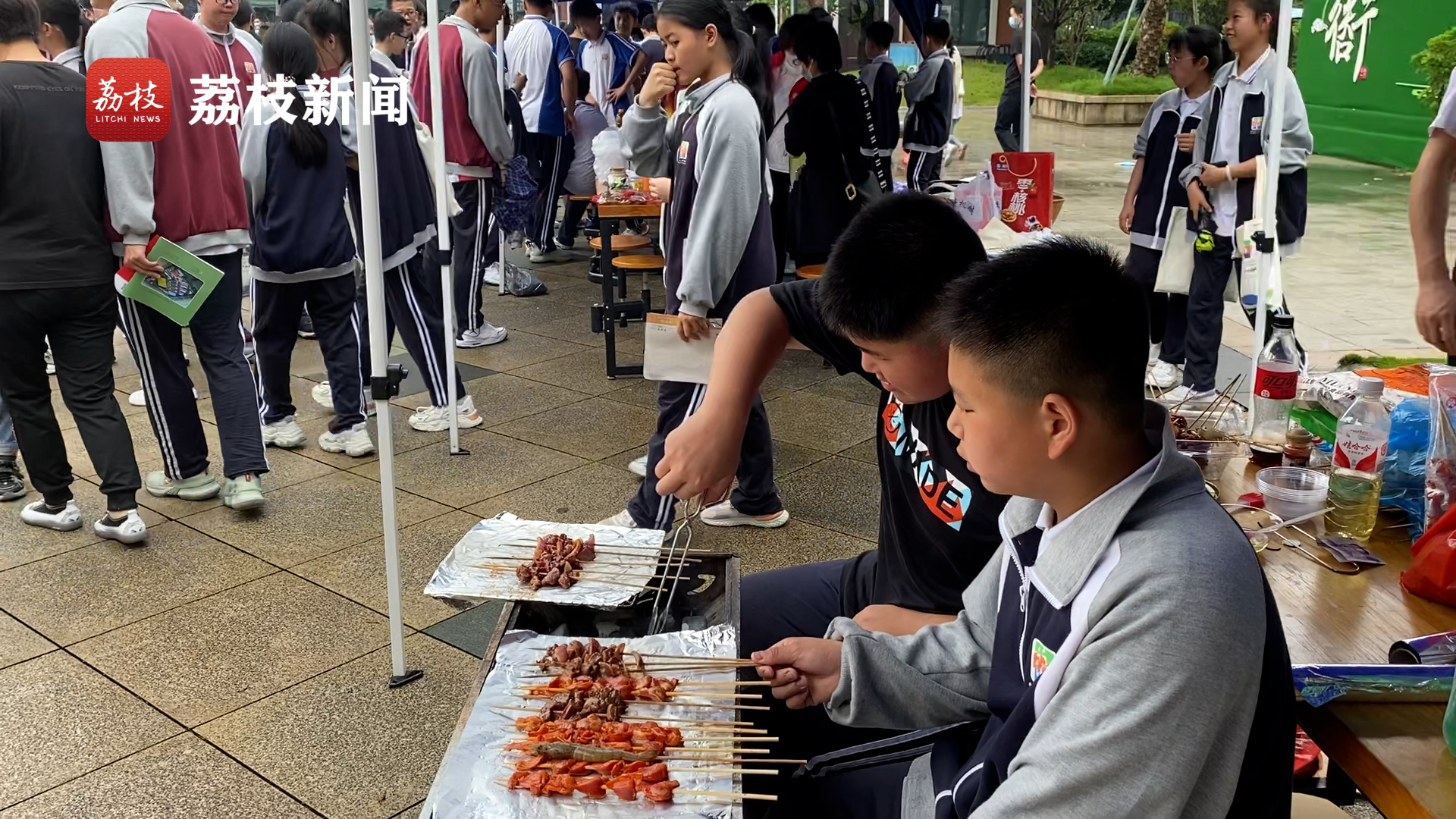 欢乐中学生校园内摆摊卖货锻炼财商