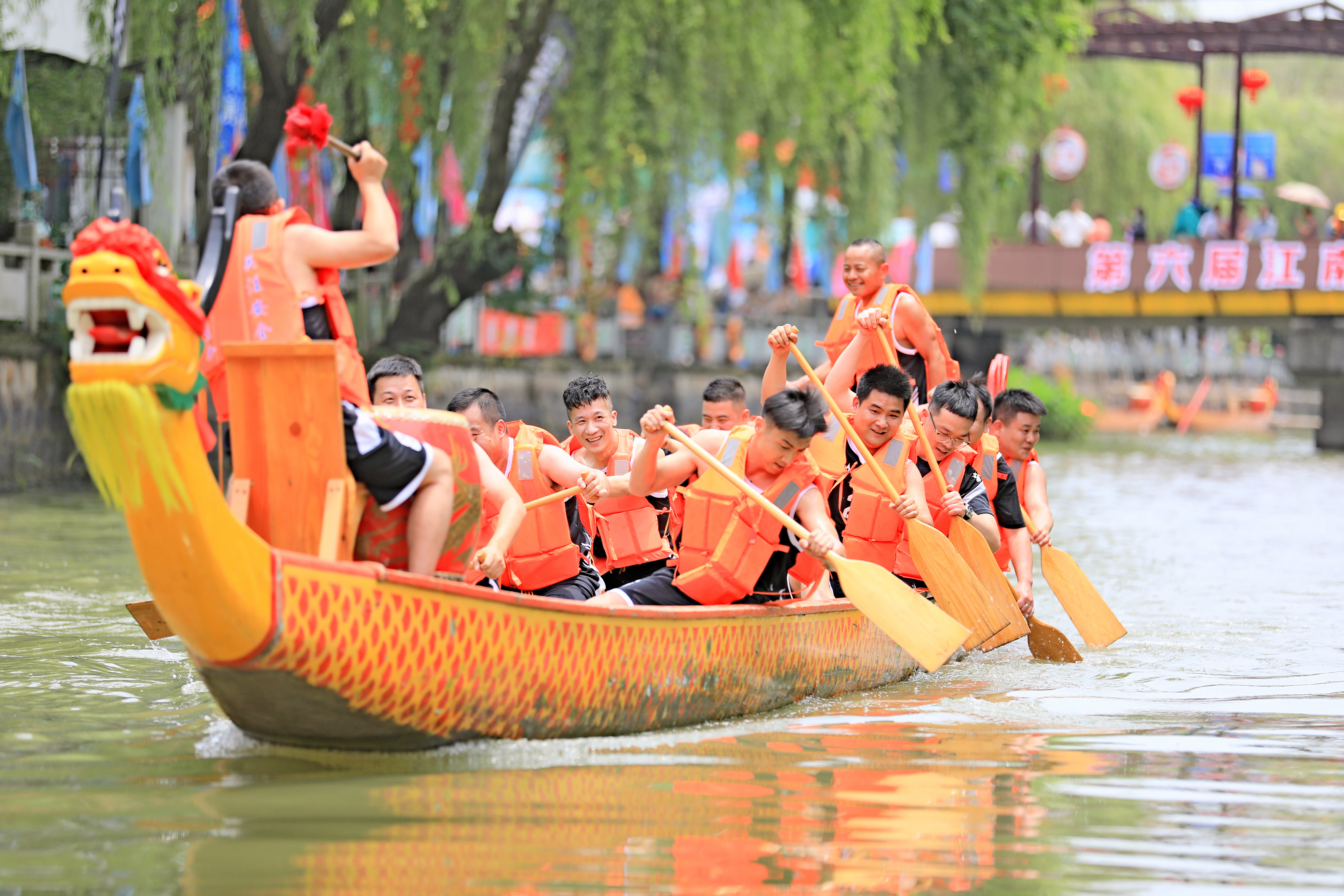 浙江湖州龙舟竞渡迎端午