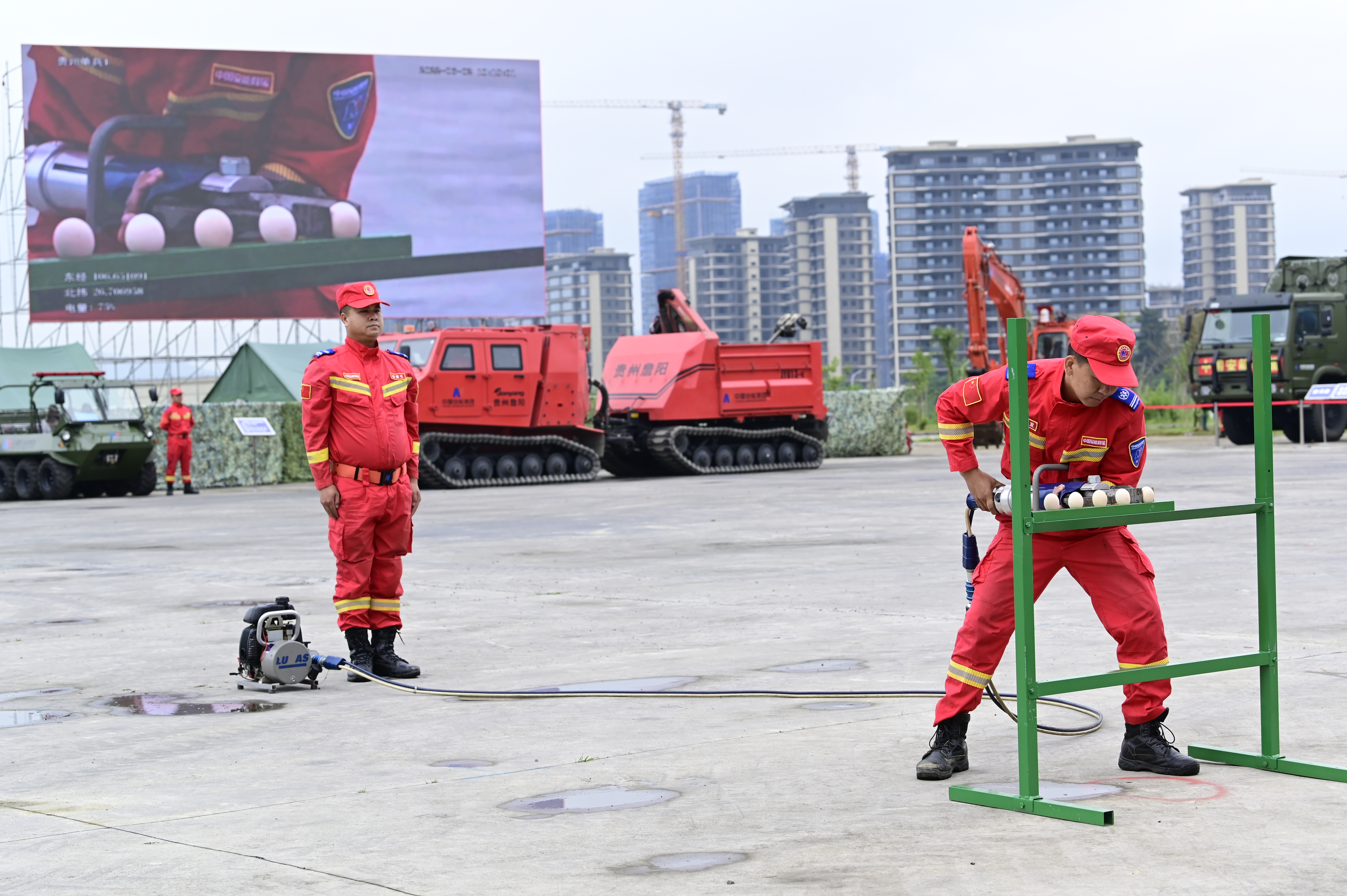 救援队员精准操控技术展示.JPG