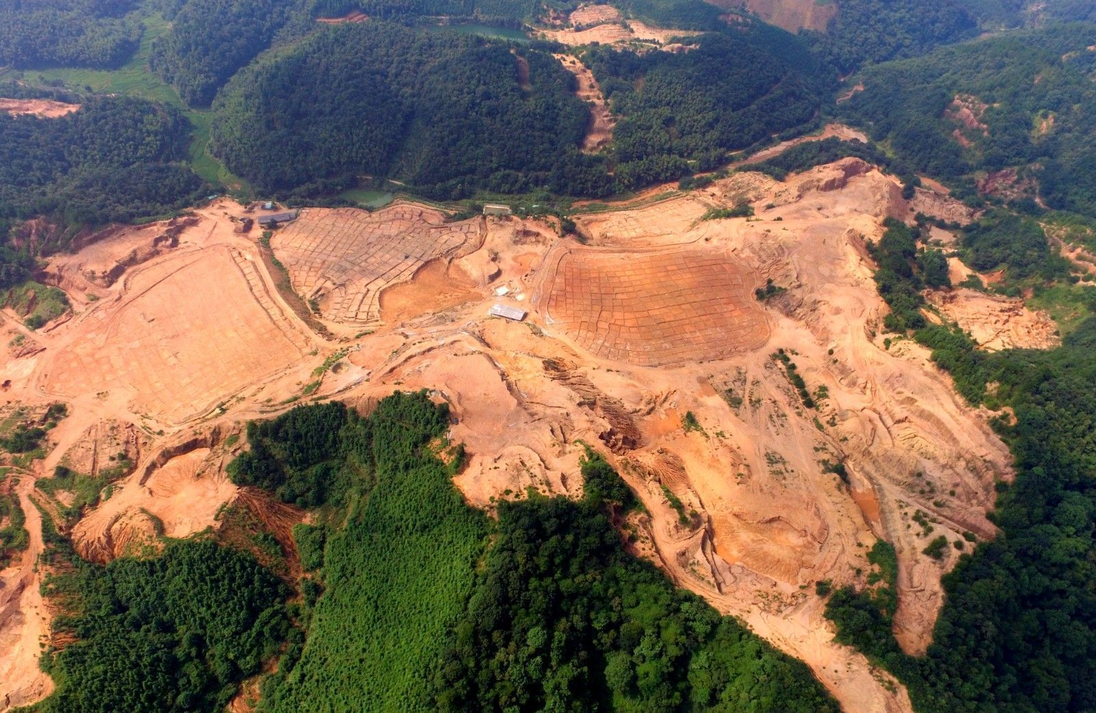 水土流失以及水体污染等环境问题,实践探索废弃稀土矿山治理的山上山