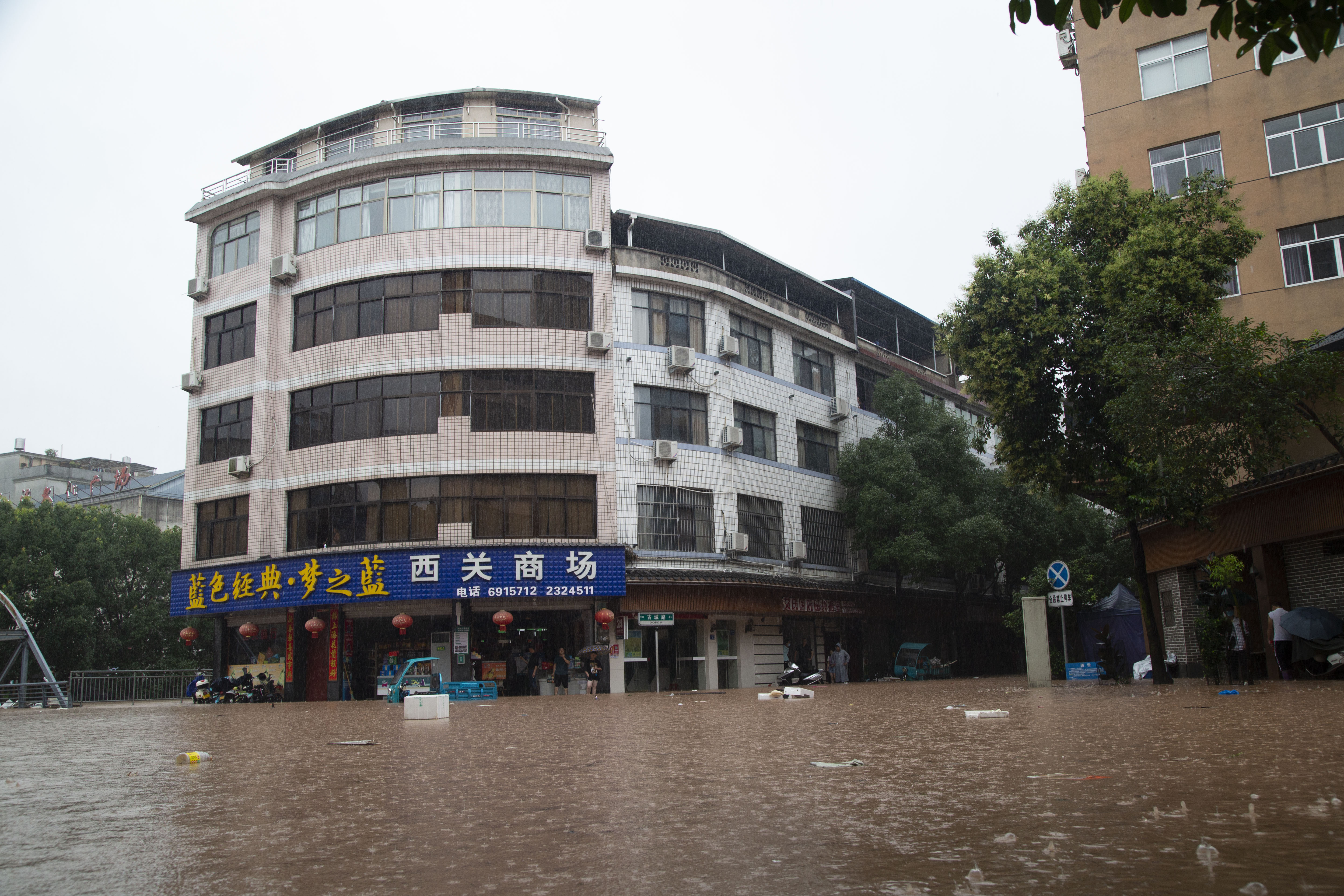 城区西关市场路段全部被洪水淹没（吴振伟 摄）.jpg