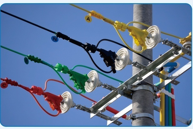 这个智慧台区用了防倒供电装置,智能封闭型喷射式熔断器,防爆轮低压固