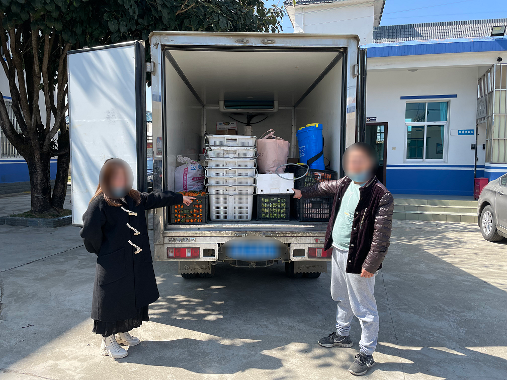 1655775113871682.png 移民管理警察查获的涉嫌偷渡人员及载运车辆。杨宝 摄.png