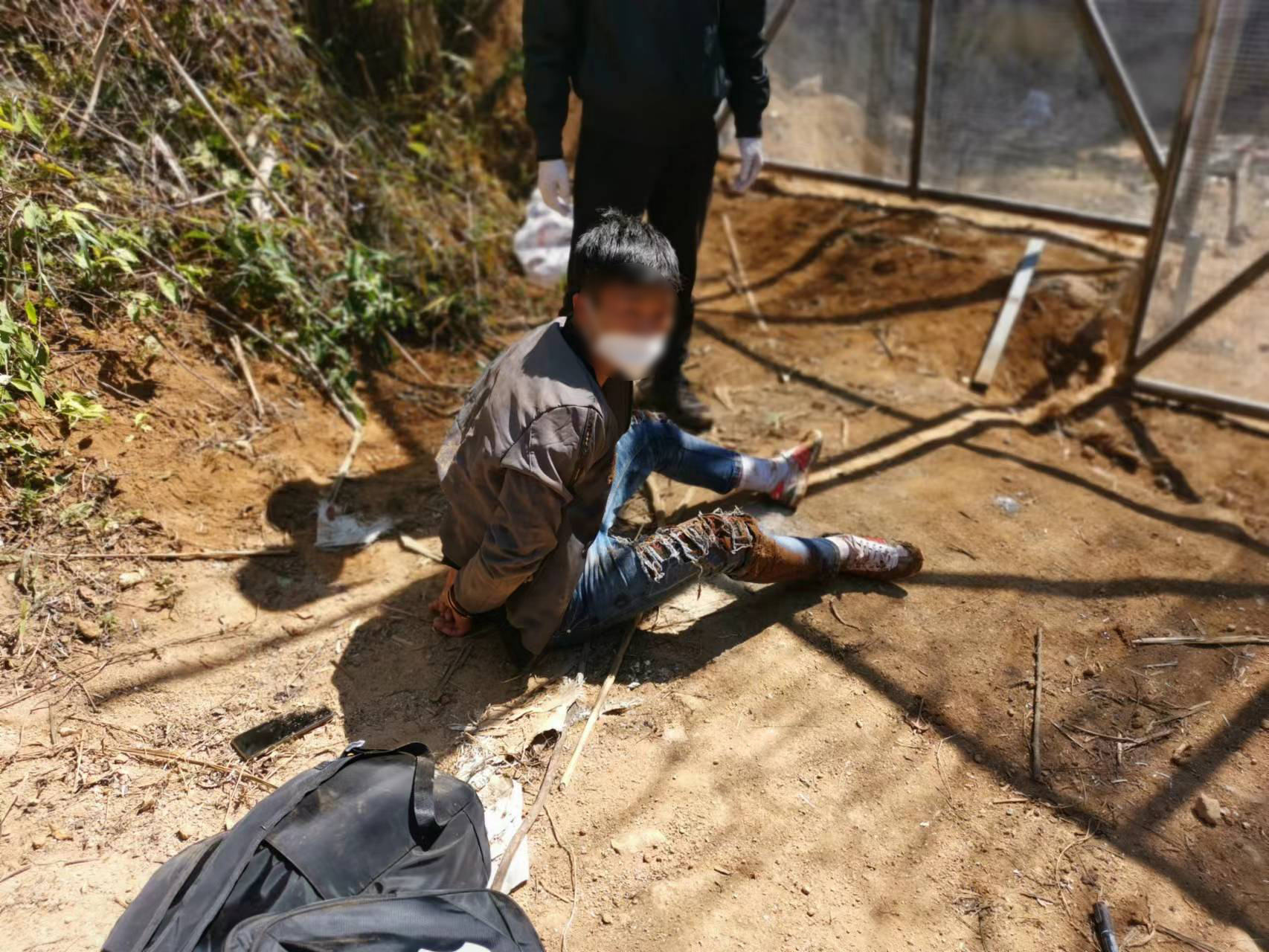 1655774802201264.jpg 移民管理警察在边境抓获偷引带人员余某。杨宝 摄.jpg