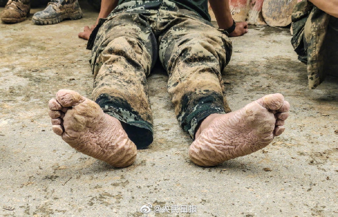辛苦了抗洪武警的脚被泡到起皱