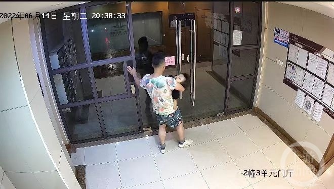 杭州21个月女童被保姆遗留电梯致坠