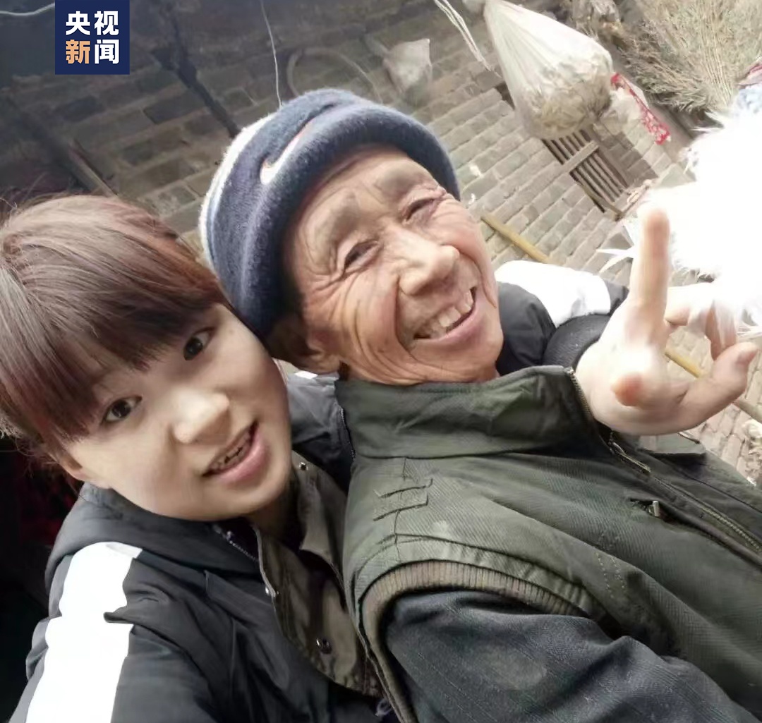 老爸看见了吗女儿扛起75岁养父看升旗