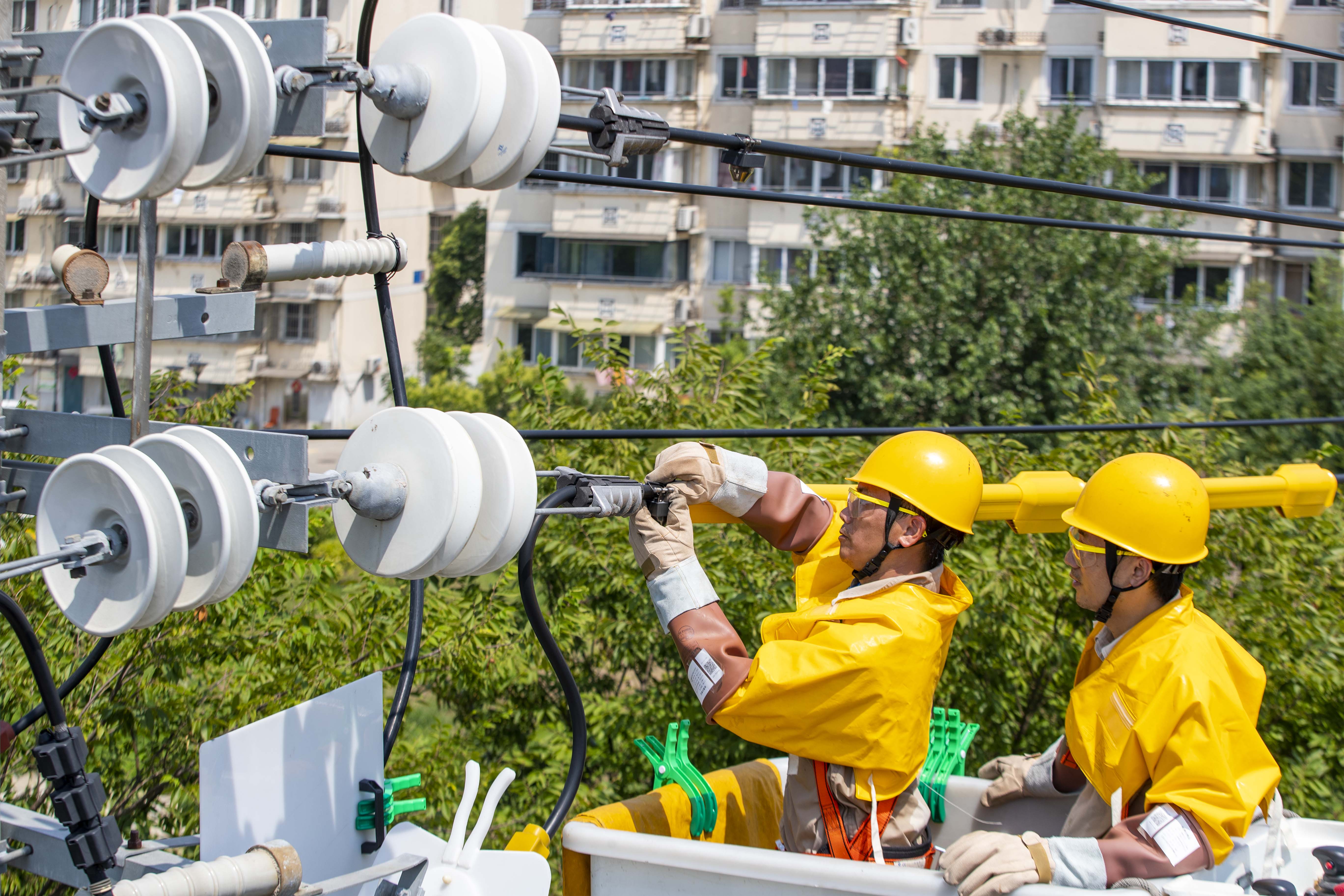 江苏泰州户外工作者烈日下的坚守