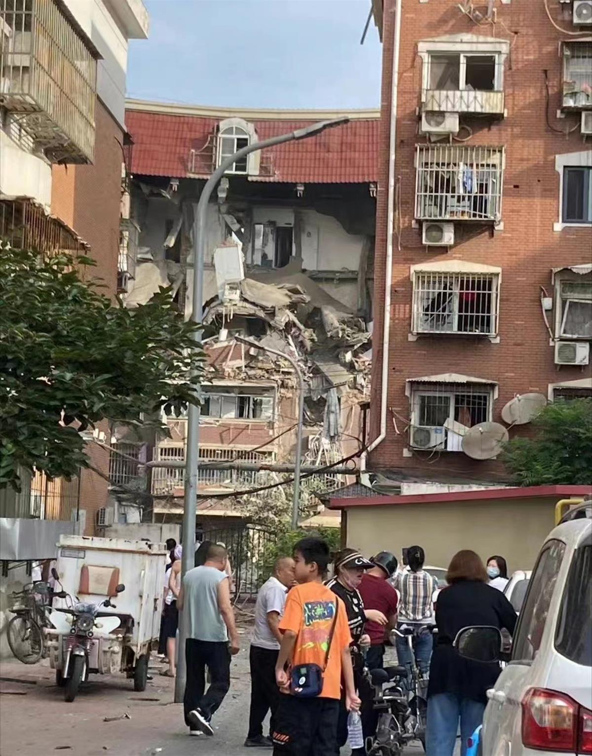 爆炸致楼栋损毁（图源：央视新闻）.jpg