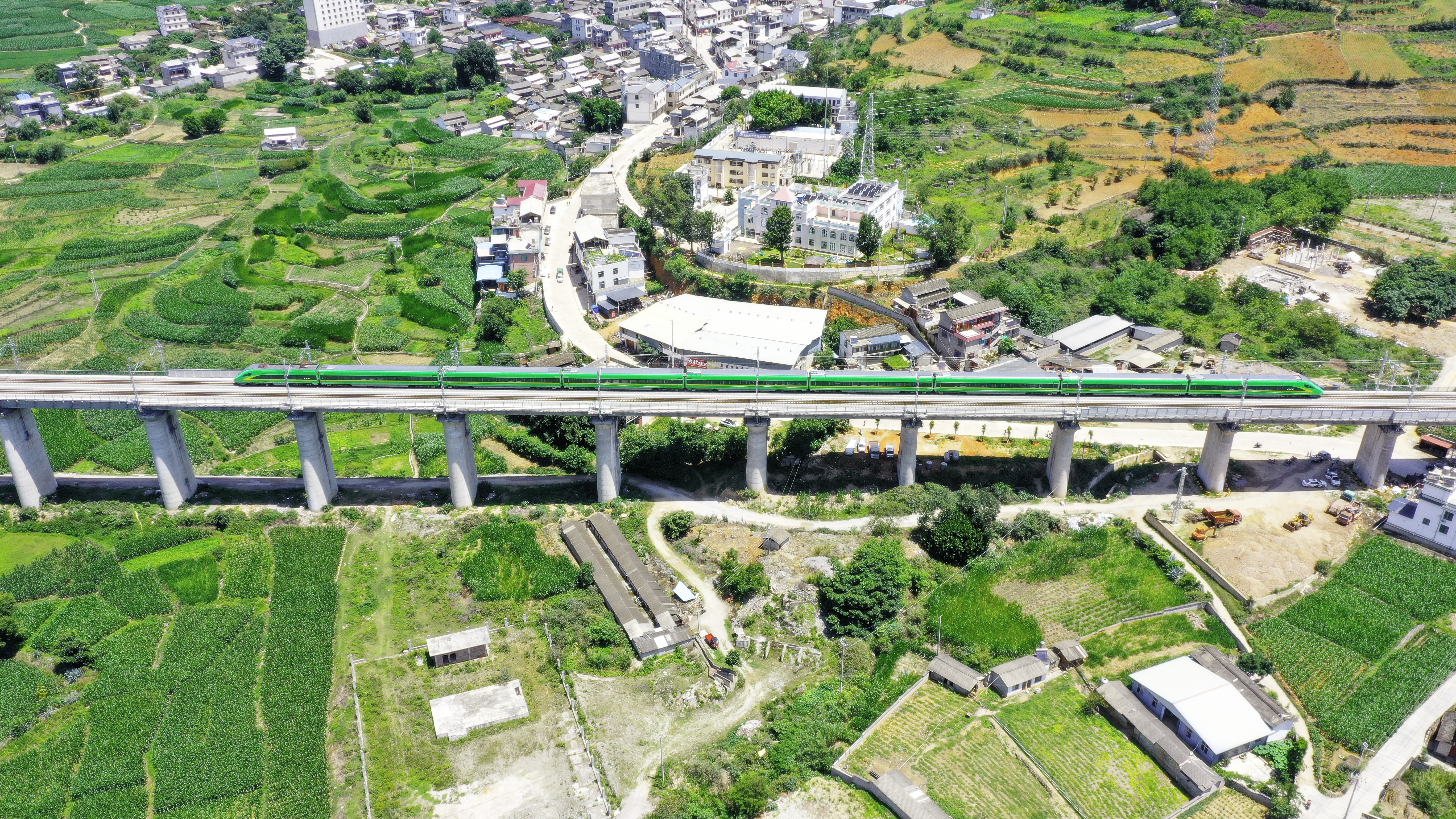 绿巨人通过漾濞2号大桥（姚巍 摄）.jpg