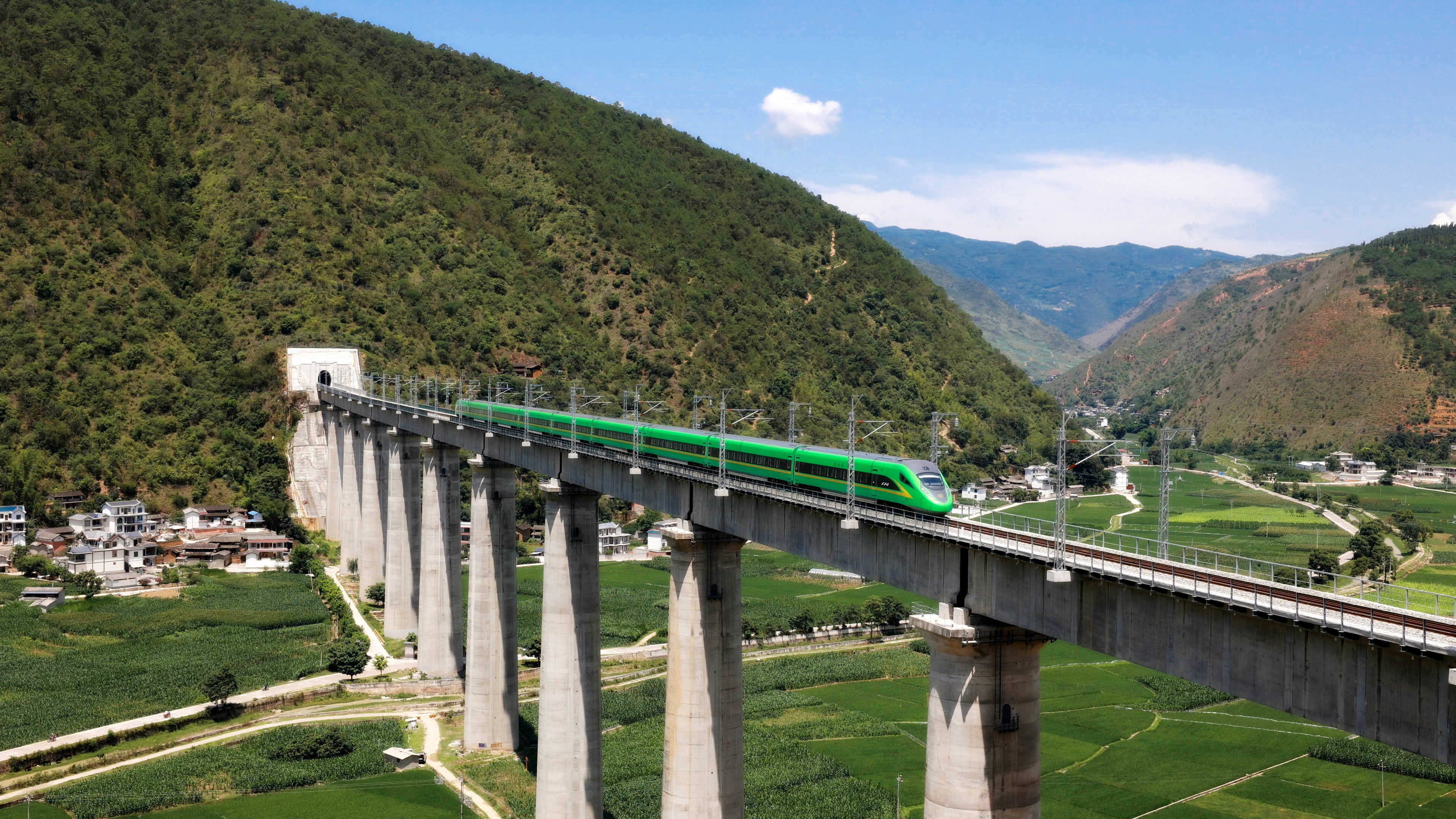 绿巨人通过西山寺大桥（何吕鹏 摄）.jpg