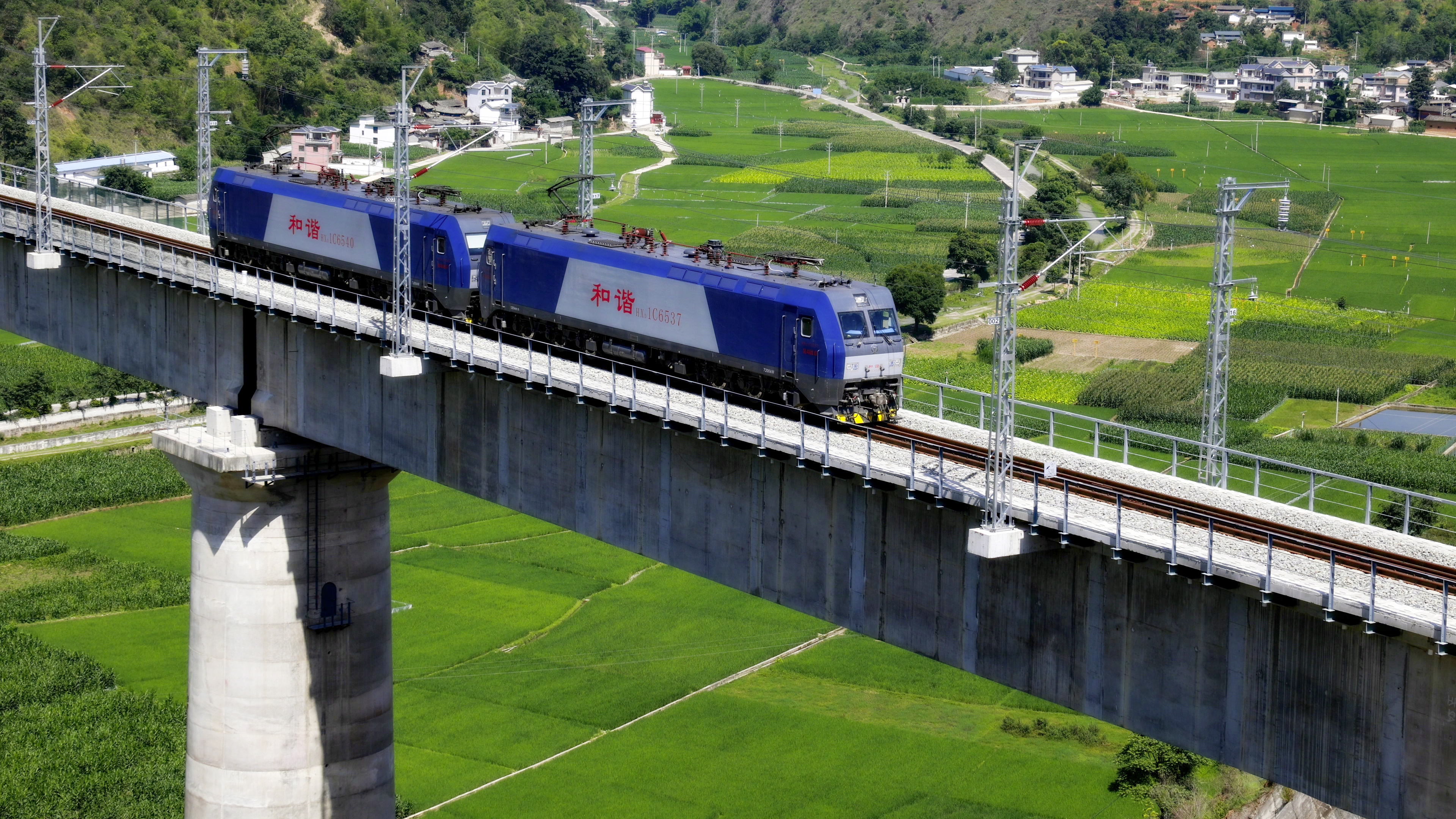 单机通过西山寺大桥（何吕鹏 摄）.jpg