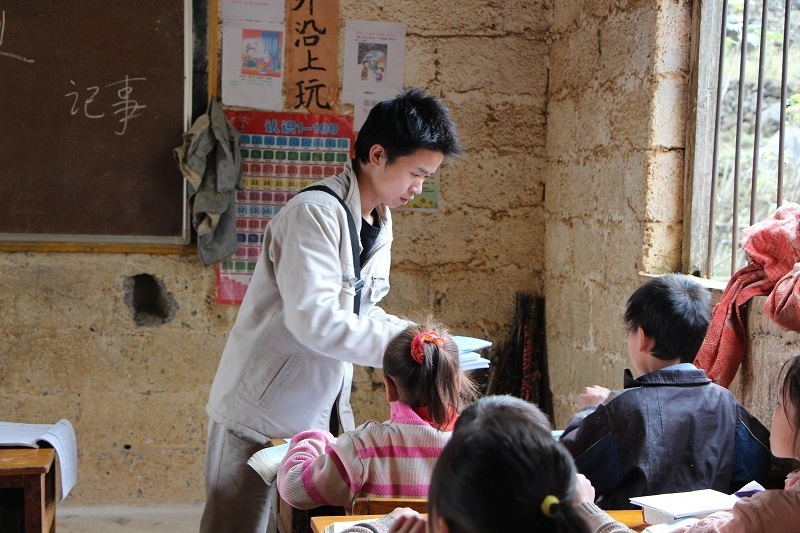 图二 2011年侯长亮大学毕业后先后到广西,贵州,云南的乡村支教.