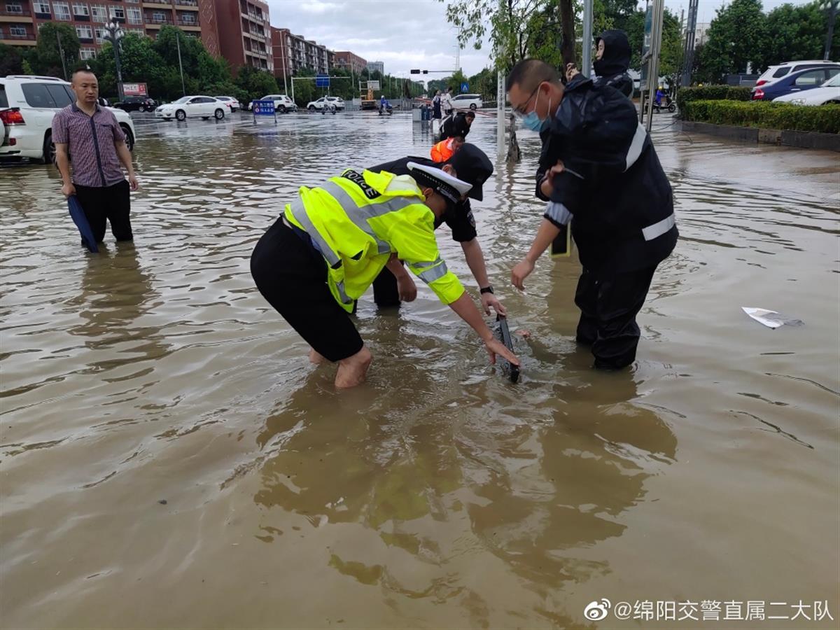 绵阳城区部分出现水淹，交警正处置，来源：绵阳交警.jpg